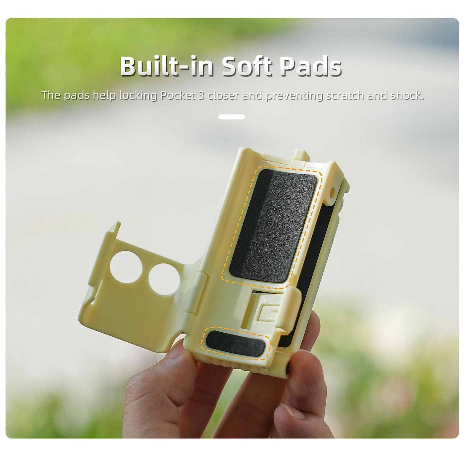 Eine Hand hält eine beige Schutzhülle mit weichen Pads. Text: 'Built-in Soft Pads'. Die Pads schützen vor Kratzern und Stößen.
