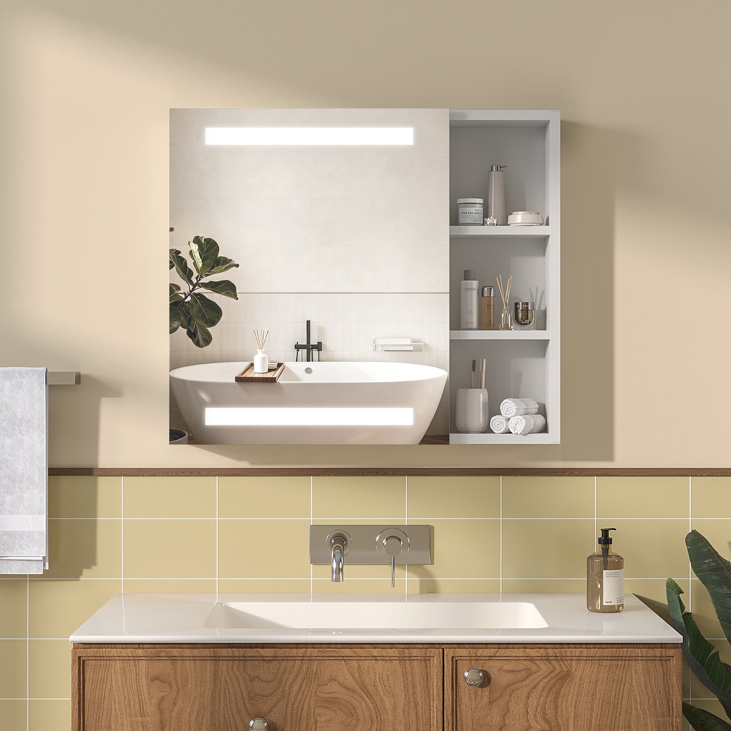 Badezimmer mit Spiegel, Waschbecken und Holzschrank. Eine Badewanne spiegelt sich im Spiegel. Pflanzen und Handtücher sind ebenfalls vorhanden.