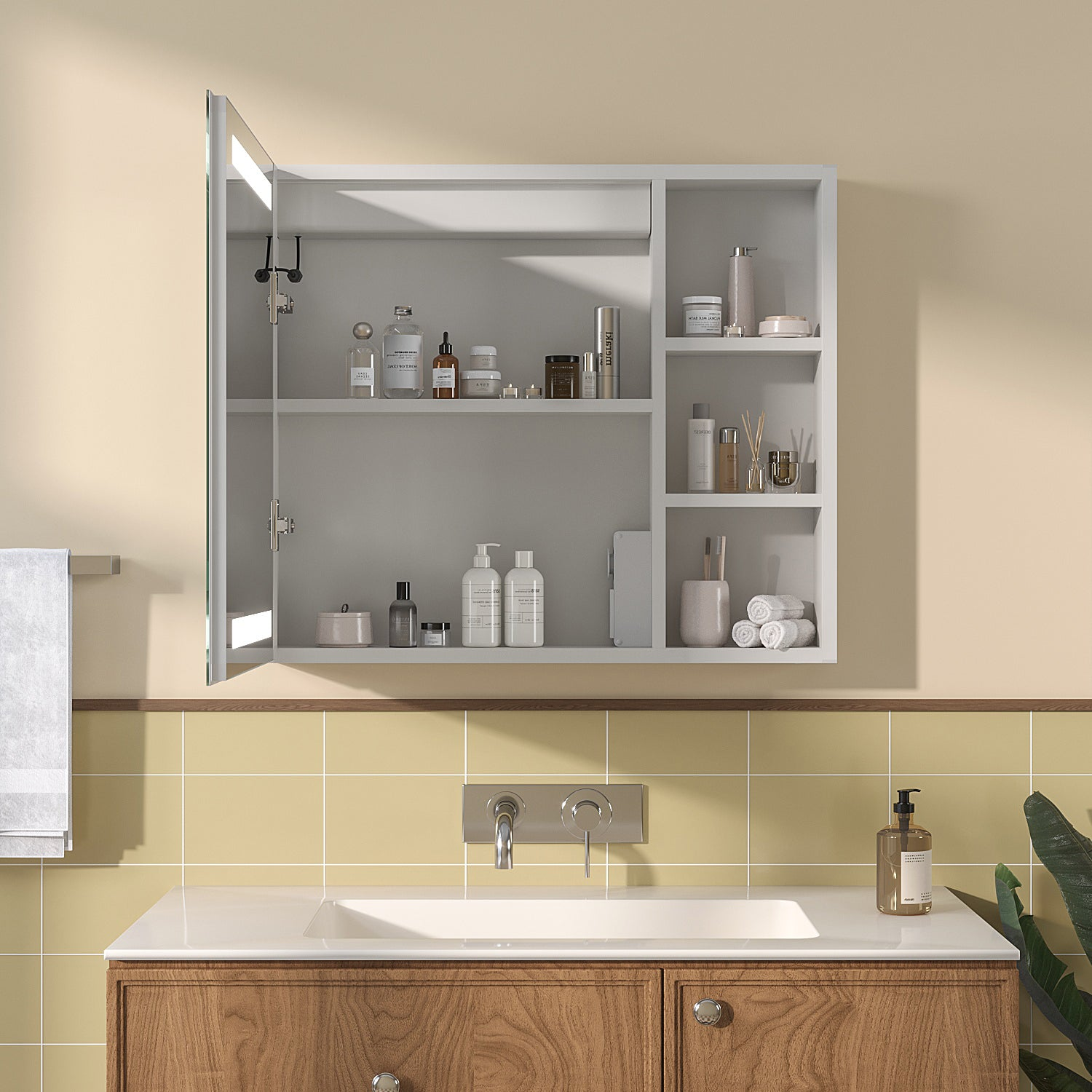 Badezimmerschrank mit offener Tür, Toilettenartikeln und Waschbecken. Cremefarbene Wände, gelbe Fliesen und ein Holzschrank.