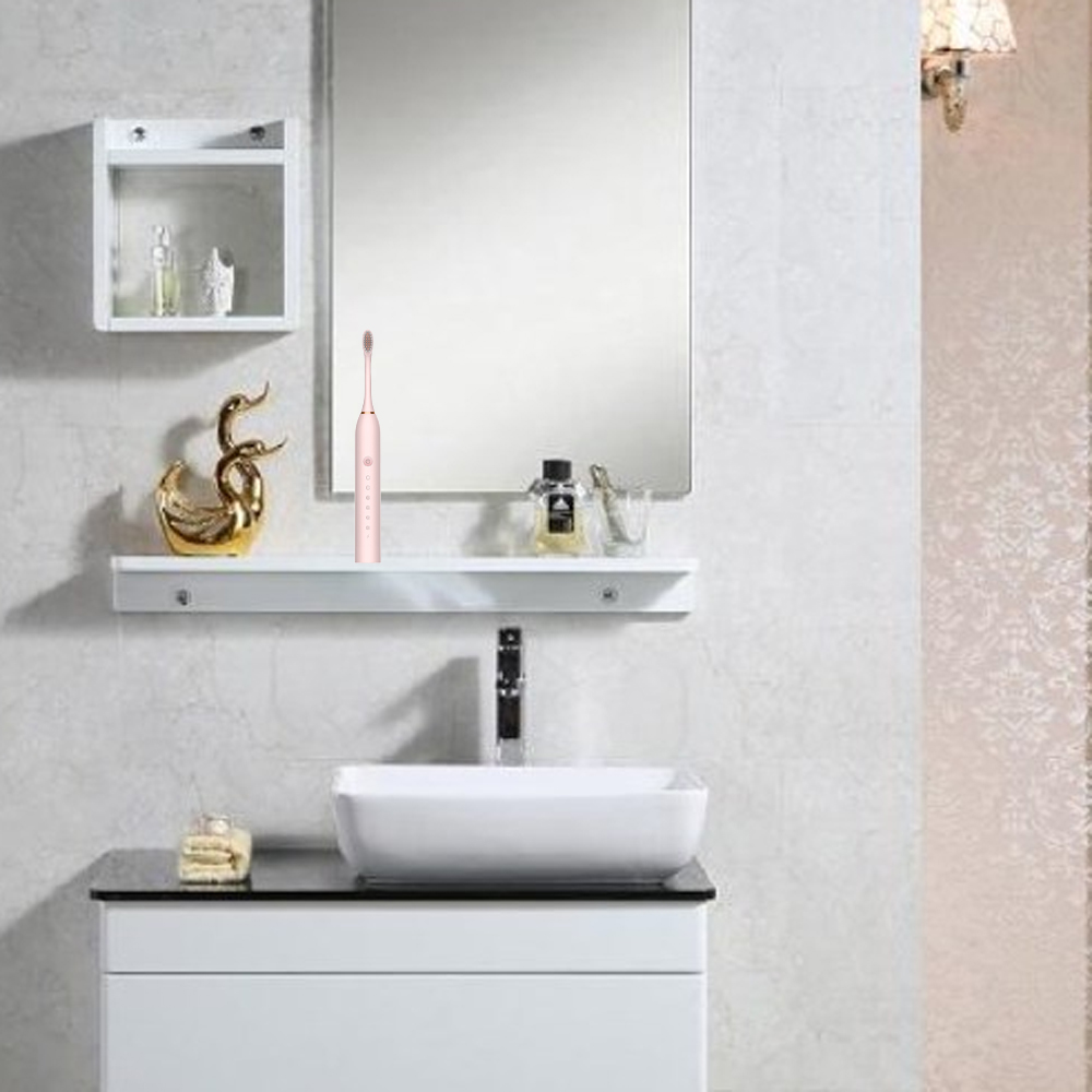 Ein Badezimmer mit Spiegel, Waschbecken und Zahnbürste. Ein Regal mit Toilettenartikeln und einem goldenen Ornament. Neutrales Farbschema.