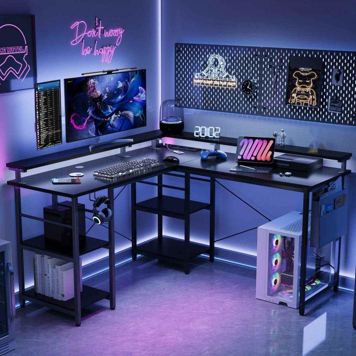 Ein modernes Gaming-Setup mit einem schwarzen L-förmigen Schreibtisch, mehreren Monitoren, Neonlichtern und einem Gaming-PC. Der Raum hat einen violetten Schein.