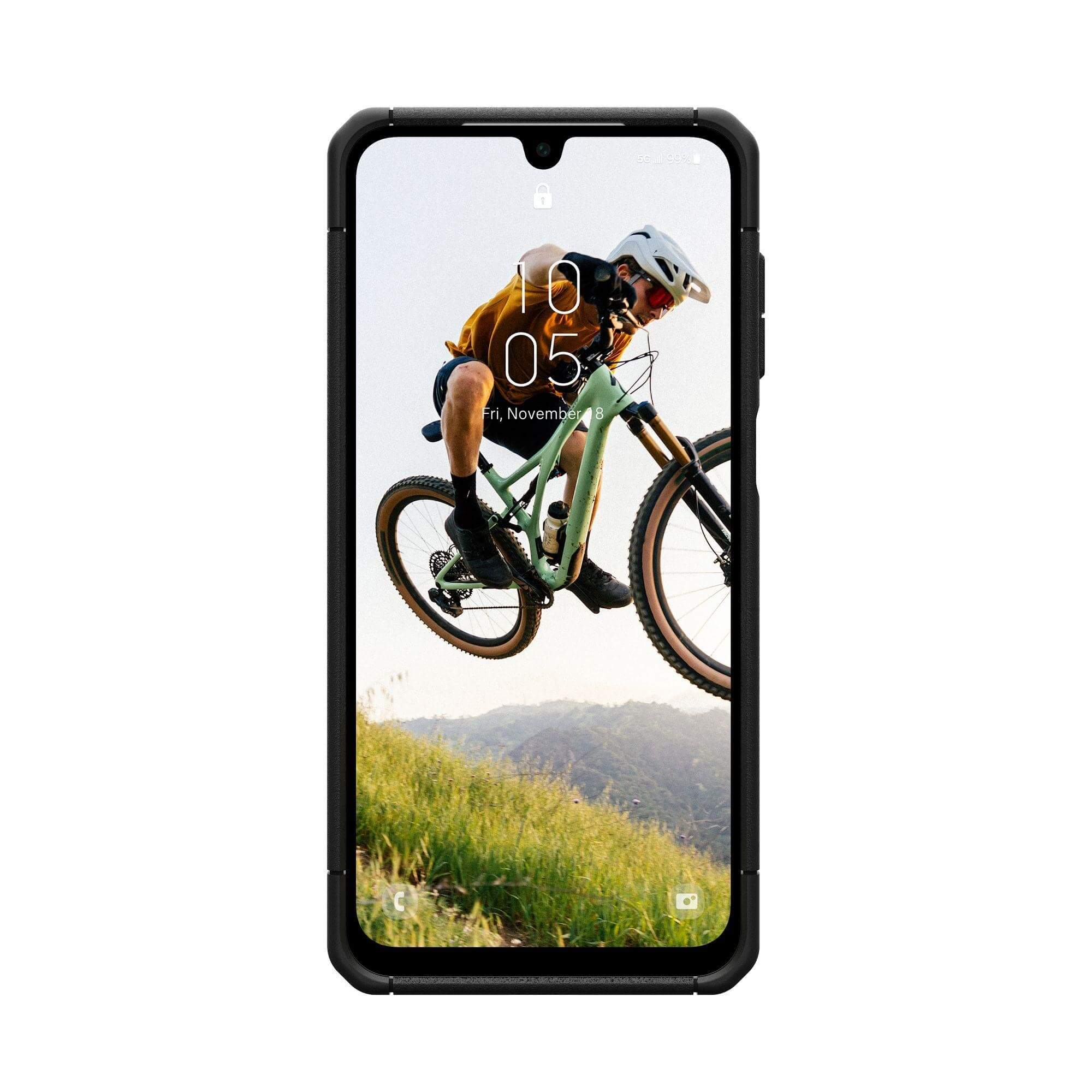 Ein Telefon zeigt einen Biker in der Luft auf einem Mountainbike. Der Bildschirm zeigt Uhrzeit und Datum.