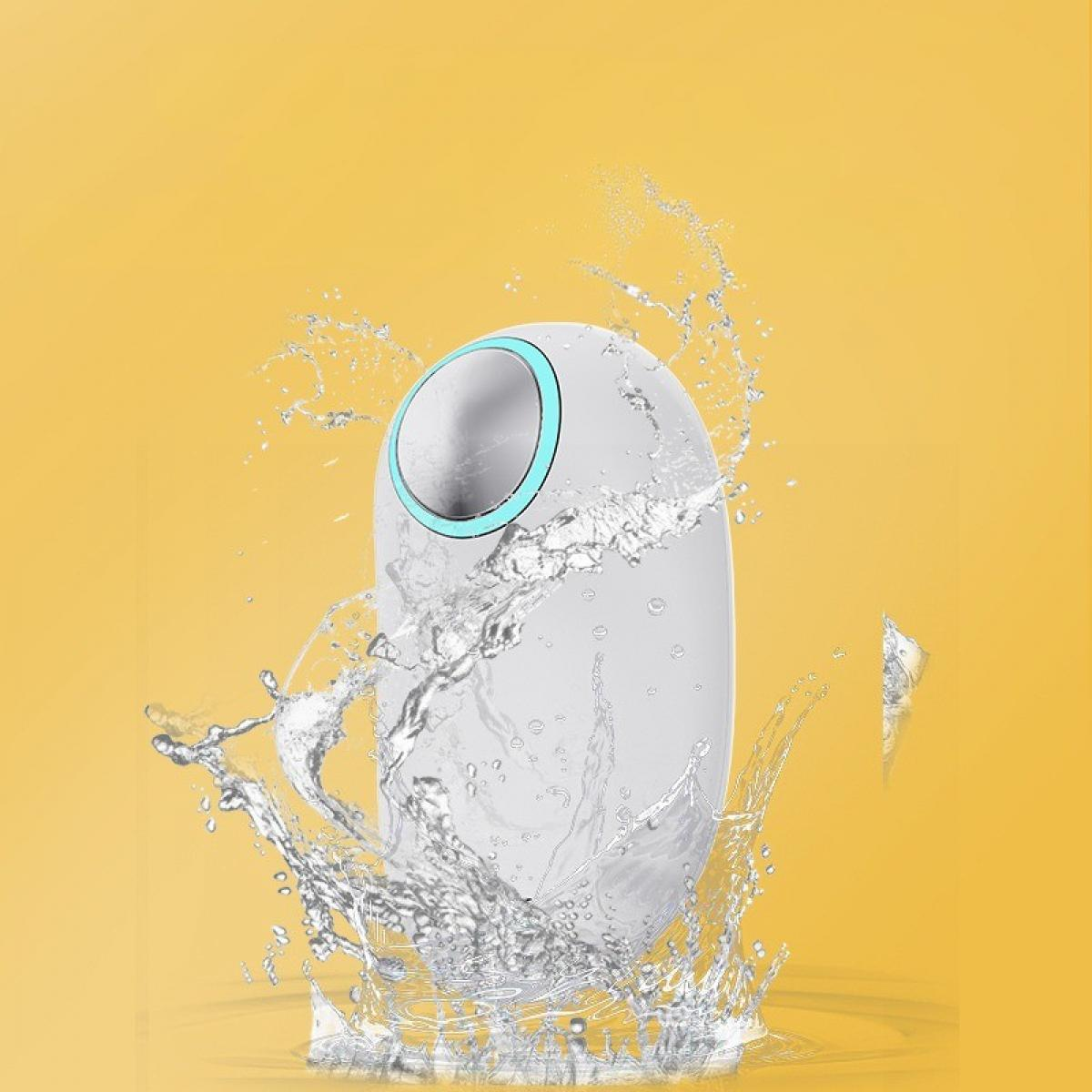 Ein weißes, ovales Gerät mit einem blau umrandeten Kreis ist von spritzendem Wasser vor gelbem Hintergrund umgeben.