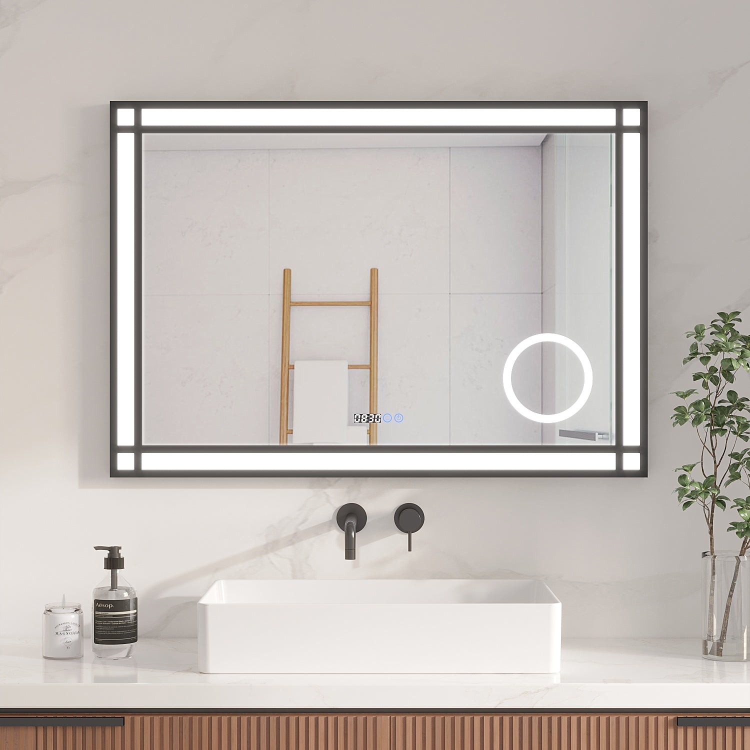 Badezimmer mit großem Spiegel, Waschbecken und Pflanze. Spiegel hat integrierte Beleuchtung. Seife und Kerze auf der Theke.