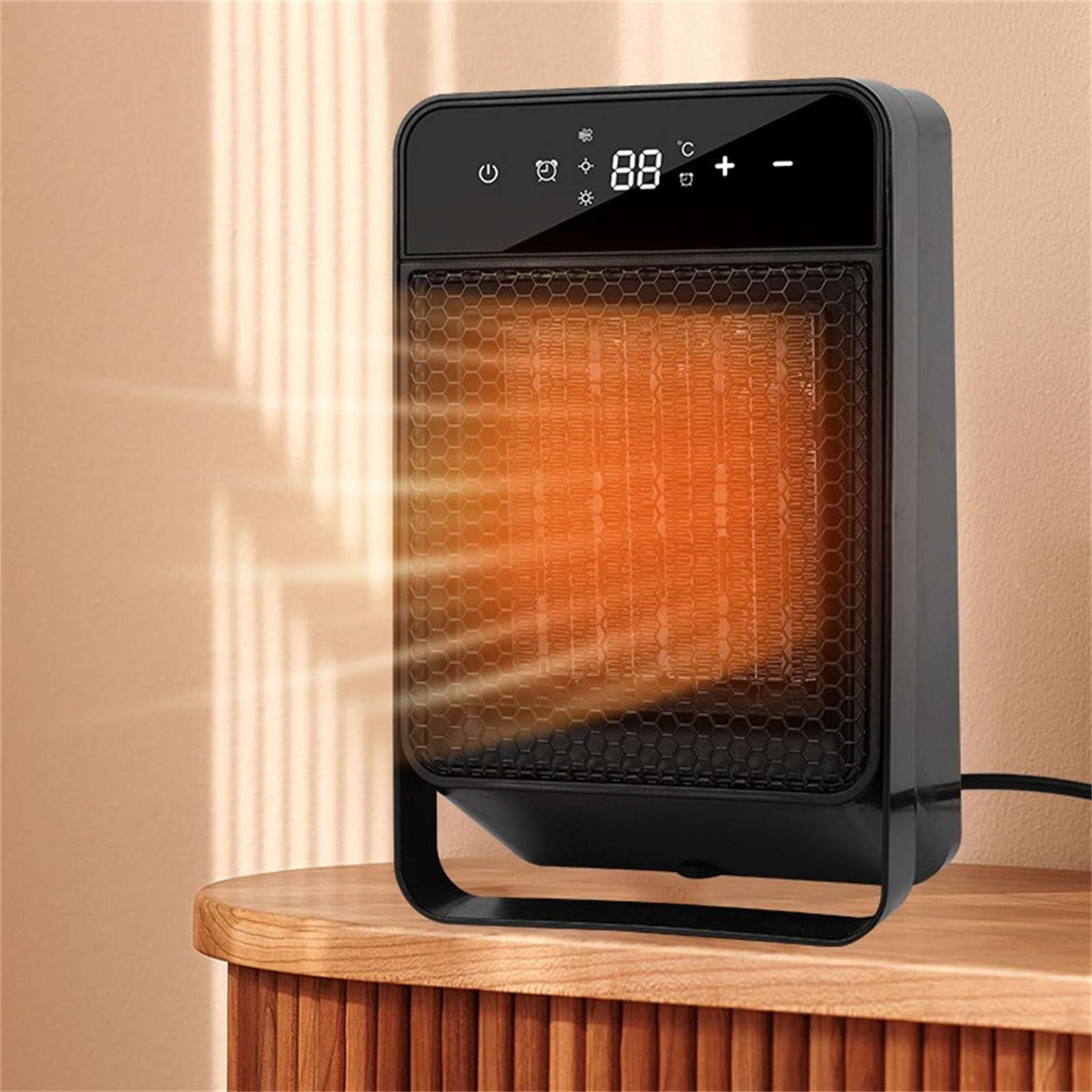 Schwarze elektrische Heizung auf einem Holztisch. Die Heizung zeigt 88 Grad an. Die Hintergrundwand ist beige.