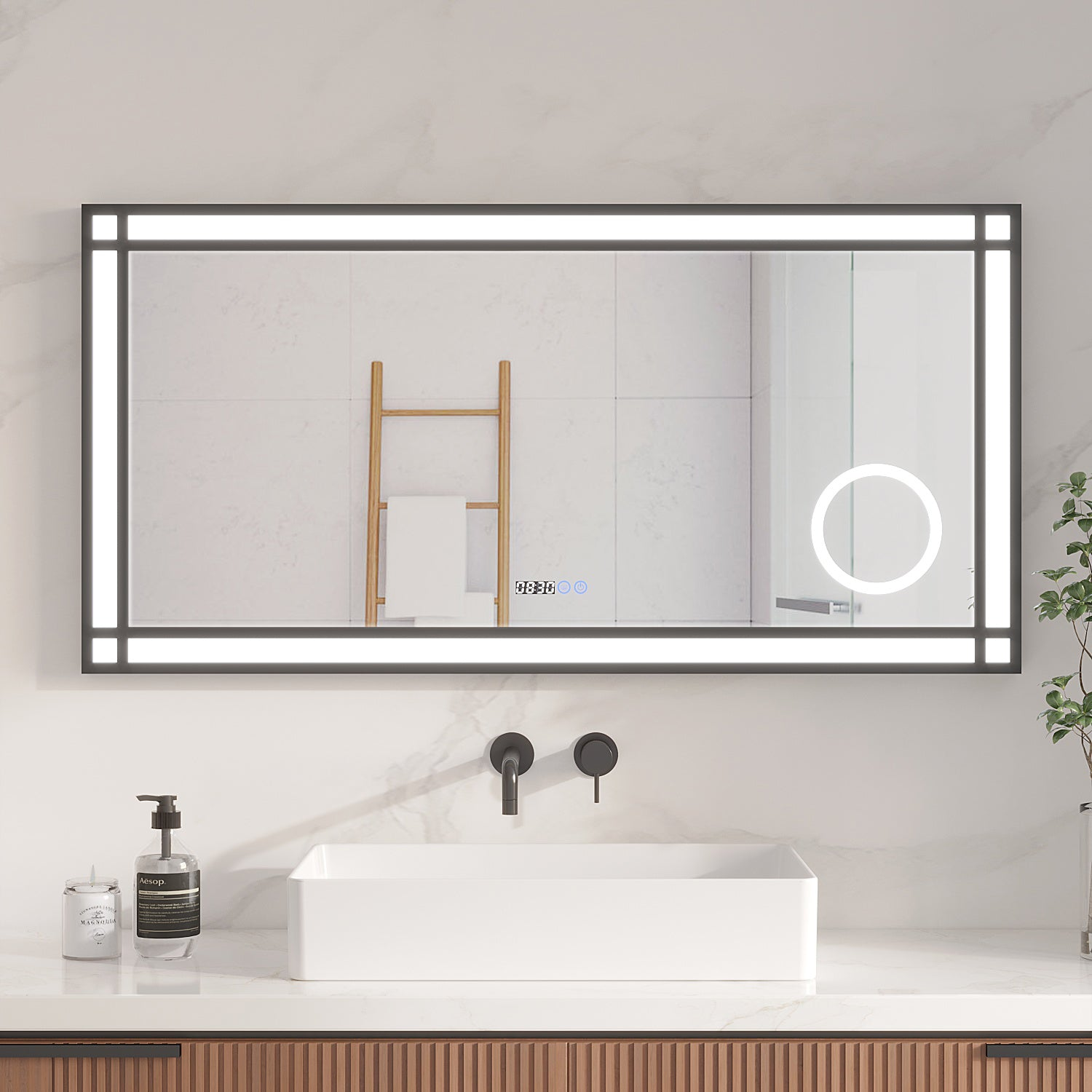 Badezimmerspiegel mit Lichtern, der eine Leiter mit Handtuch reflektiert. Seife, Kerze und Waschbecken davor.