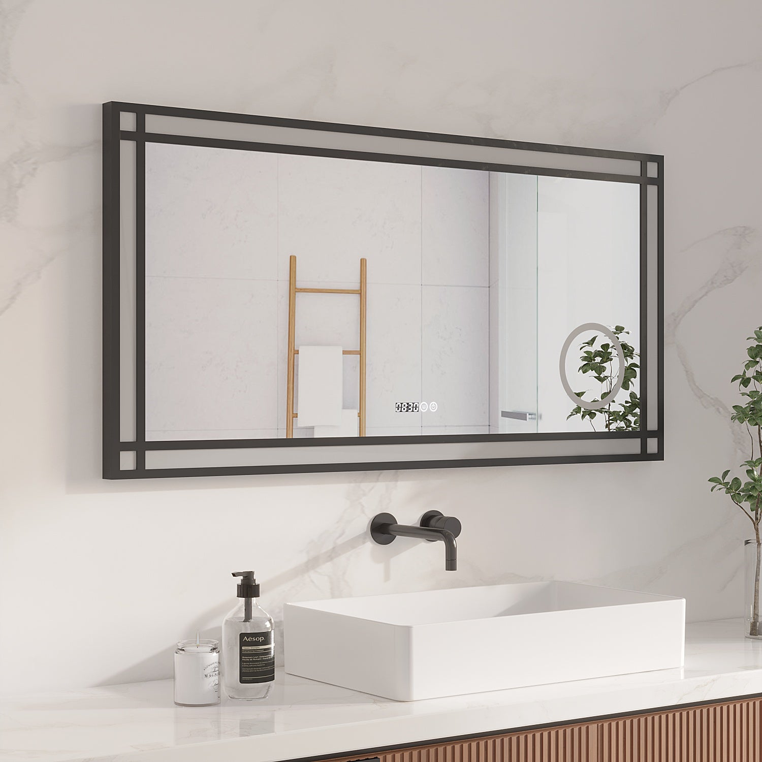Badezimmer-Szene mit großem rechteckigem Spiegel, weißem Waschbecken und schwarzem Wasserhahn. Seife und Kerze stehen auf der Theke.