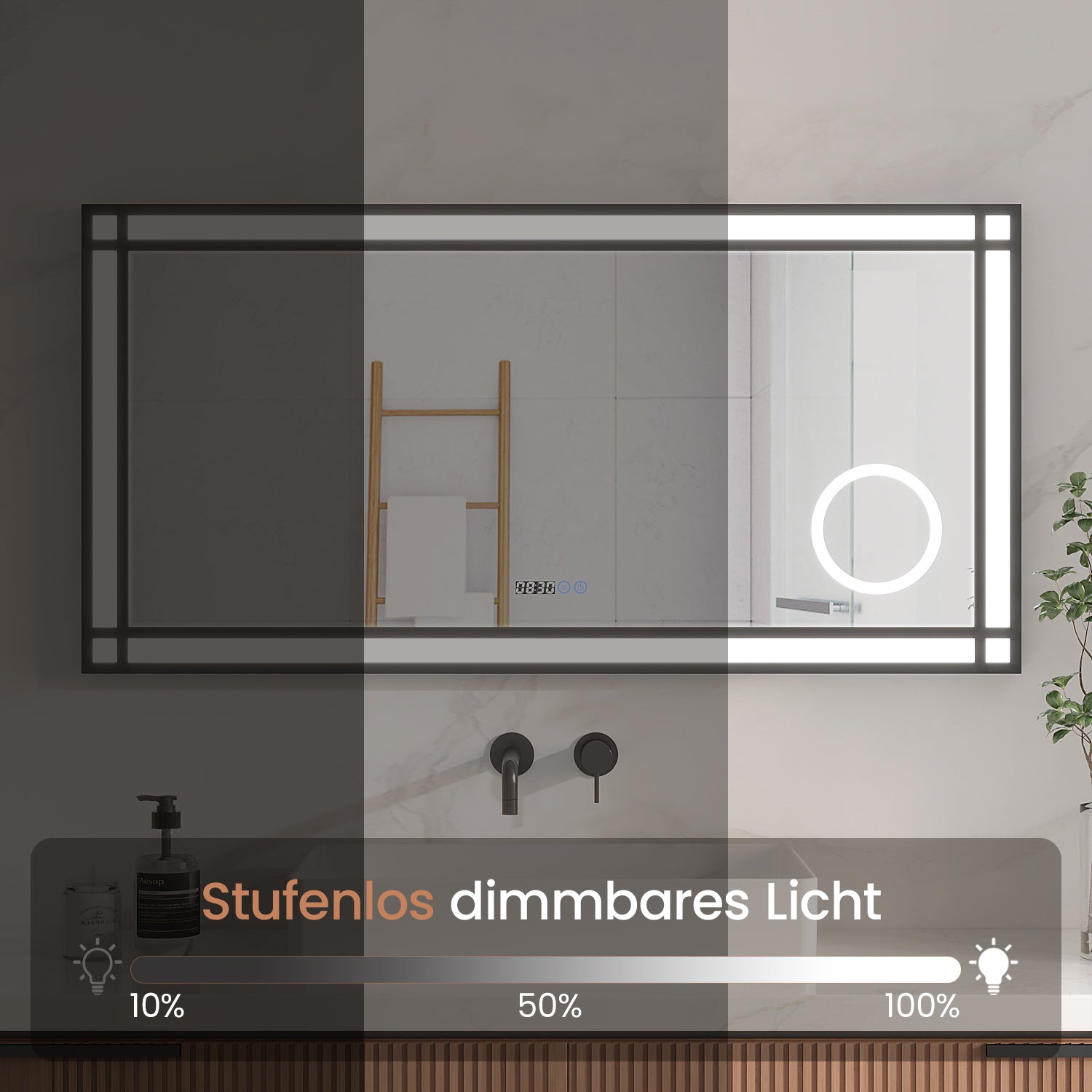 Badezimmerspiegel mit dimmbarem Licht, zeigt die Reflexion einer Leiter, eines Handtuchs und eines Vergrößerungsspiegels.