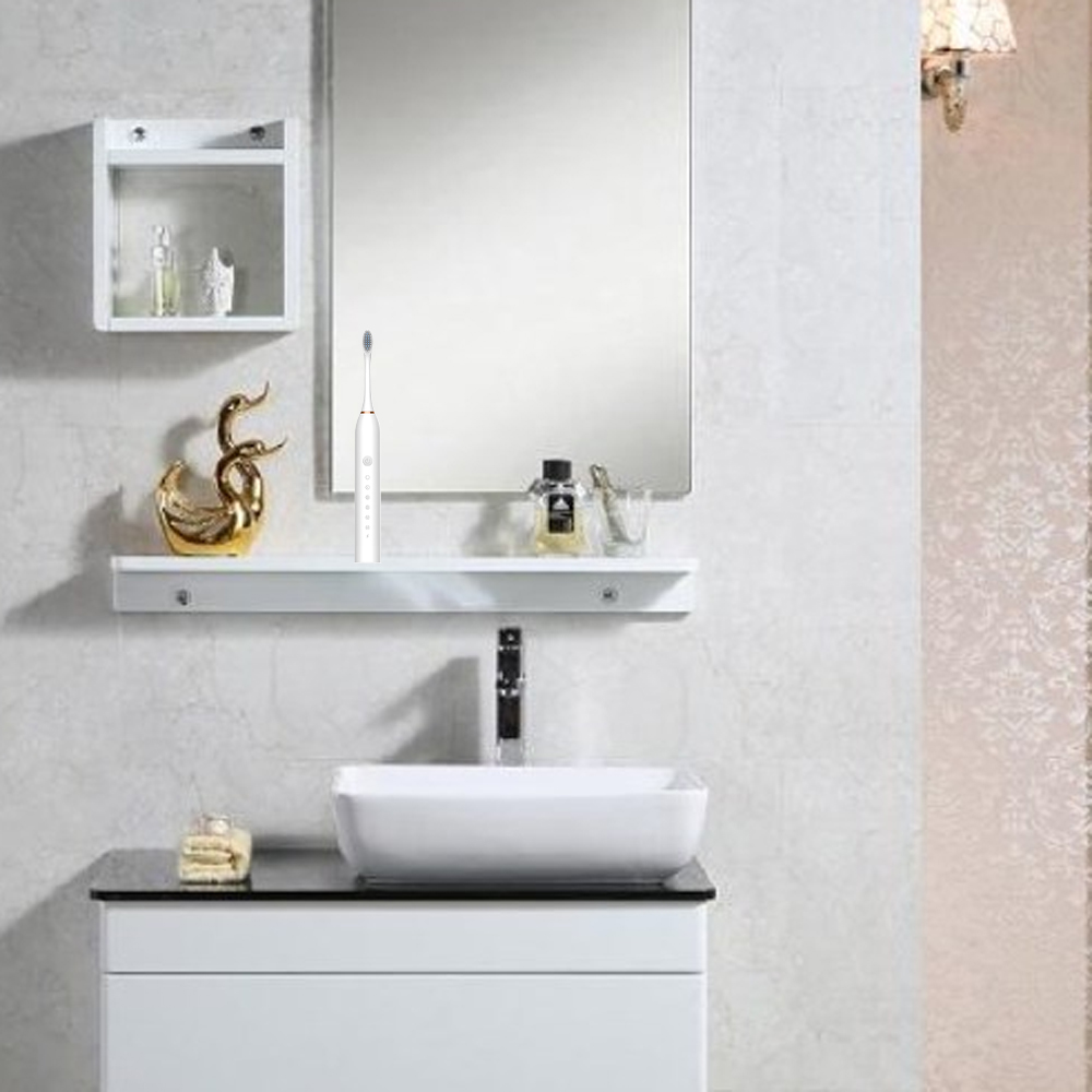 Ein modernes Badezimmer mit weißem Waschbecken, Spiegel und Zahnbürste. Ein goldener Schwan und Toilettenartikel auf einem Regal.