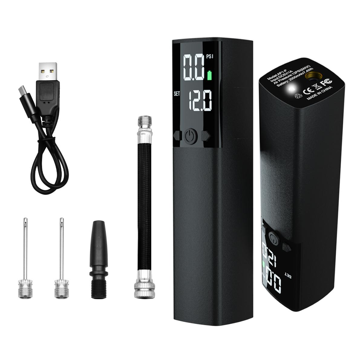 Eine schwarze Luftpumpe mit Digitalanzeige, verschiedenen Düsen und einem USB-Kabel. Die Anzeige zeigt 0,0 PSI und 12,0.