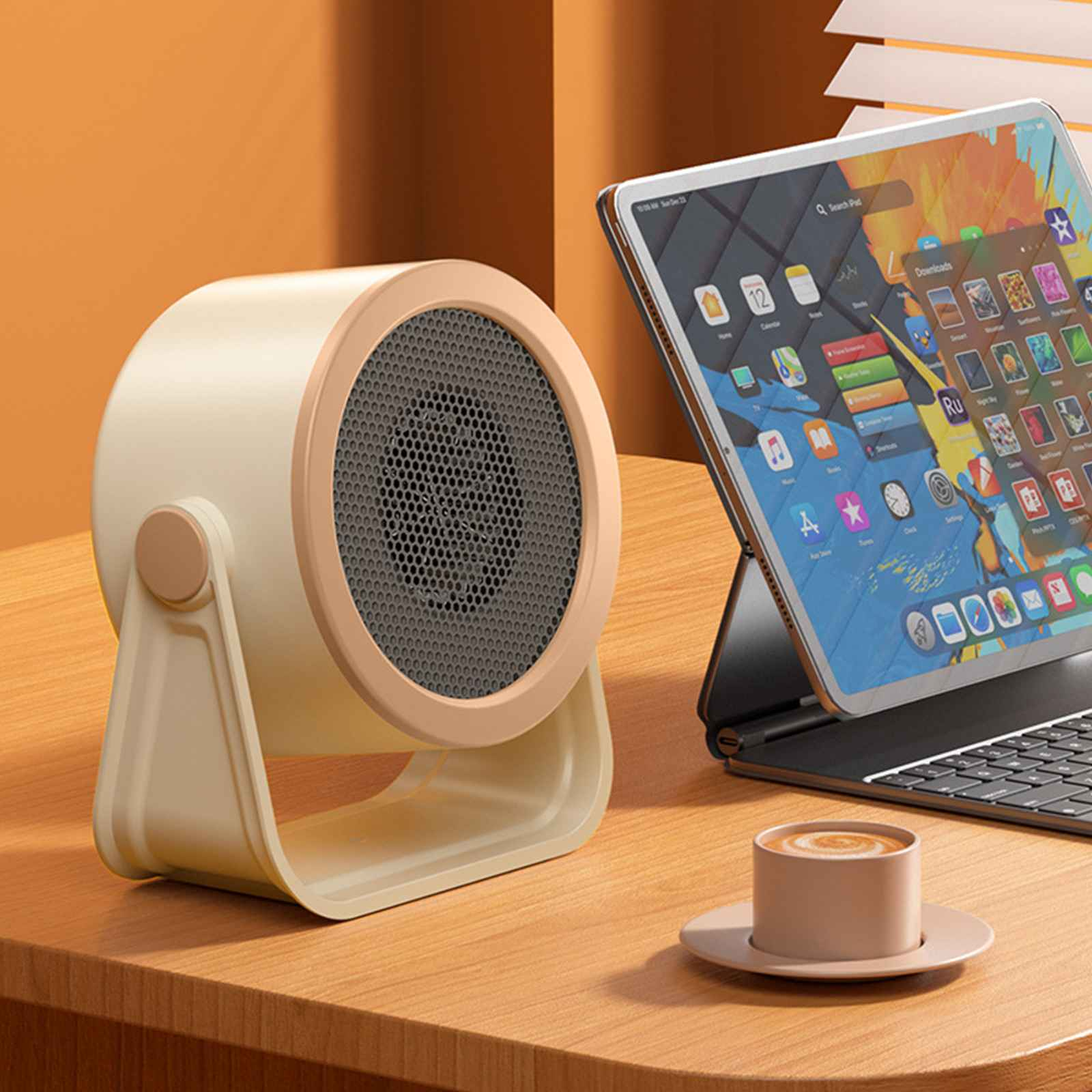 Ein beigefarbener Heizlüfter, ein iPad mit Apps und eine Kaffeetasse auf einer Holzoberfläche. Der Hintergrund ist orange.