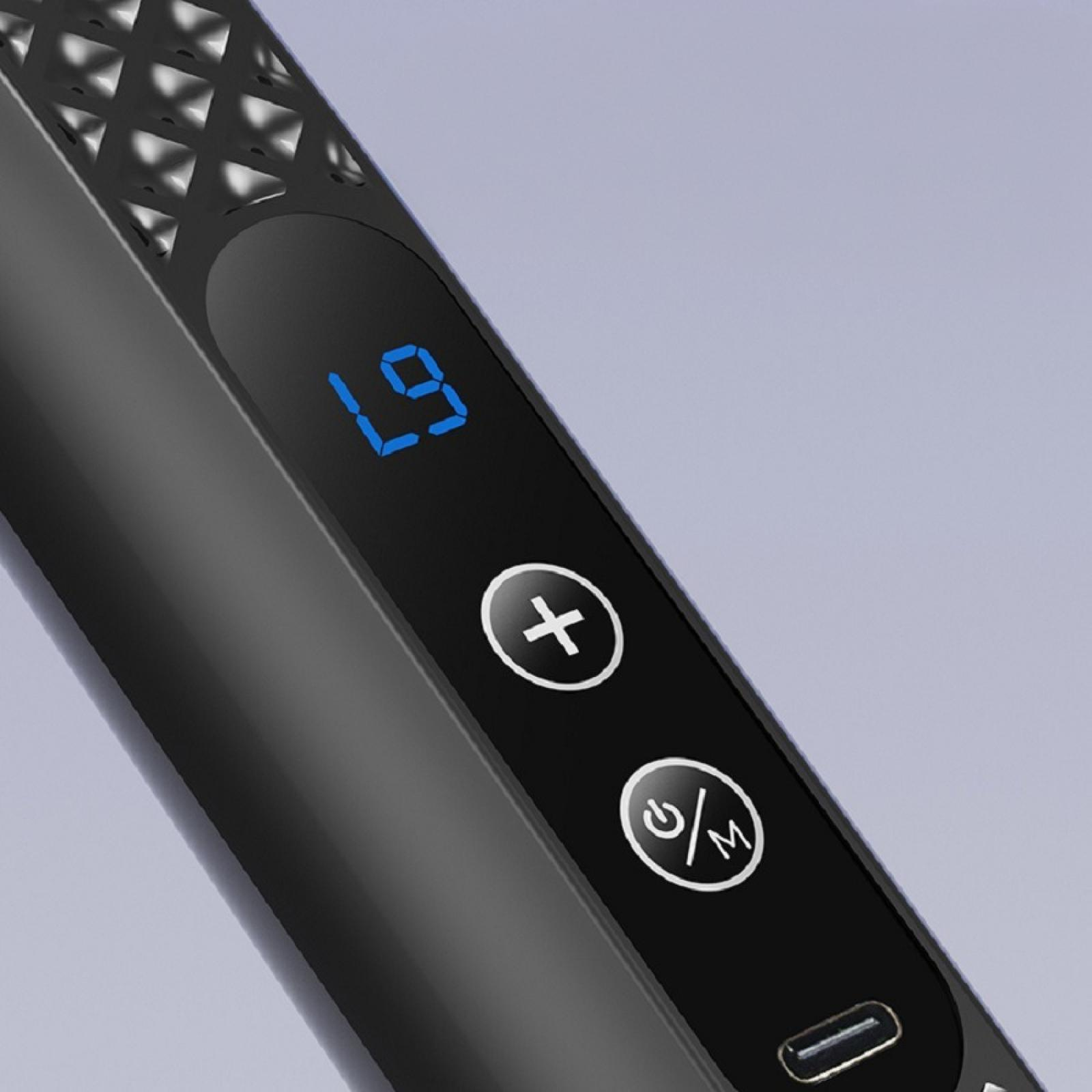 Nahaufnahme eines schwarzen Geräts mit blauem Display mit 'L9', Plus- und Power-Tasten und einem Ladeanschluss.