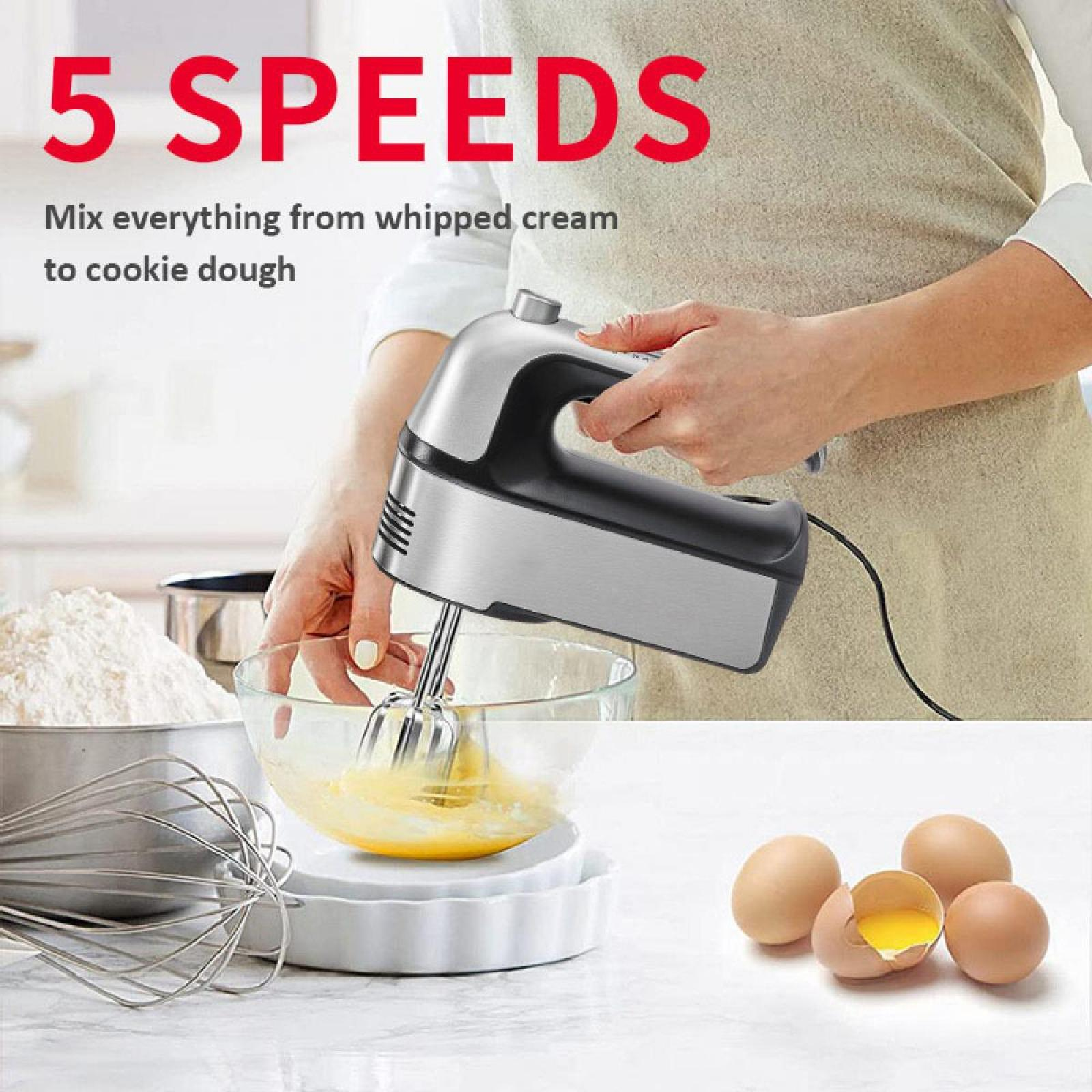 Ein Handmixer verrührt Eier in einer Schüssel. Mehl und Eier sind ebenfalls sichtbar. Text lautet: 5 Geschwindigkeiten, alles mischen.