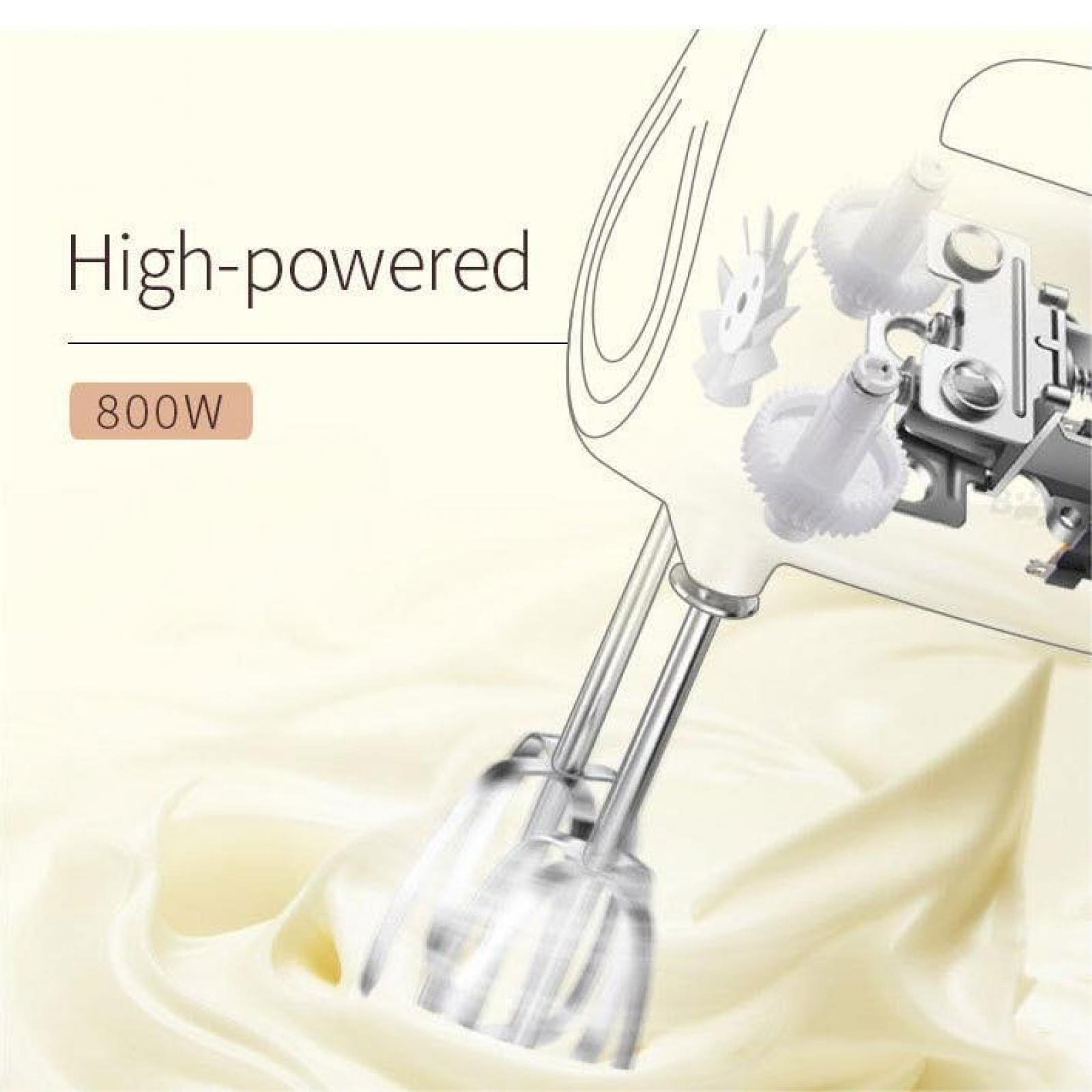 Ein elektrischer Mixer mit Klingen, die eine cremige Substanz mischen. Der Text lautet "High-powered" und "800W".