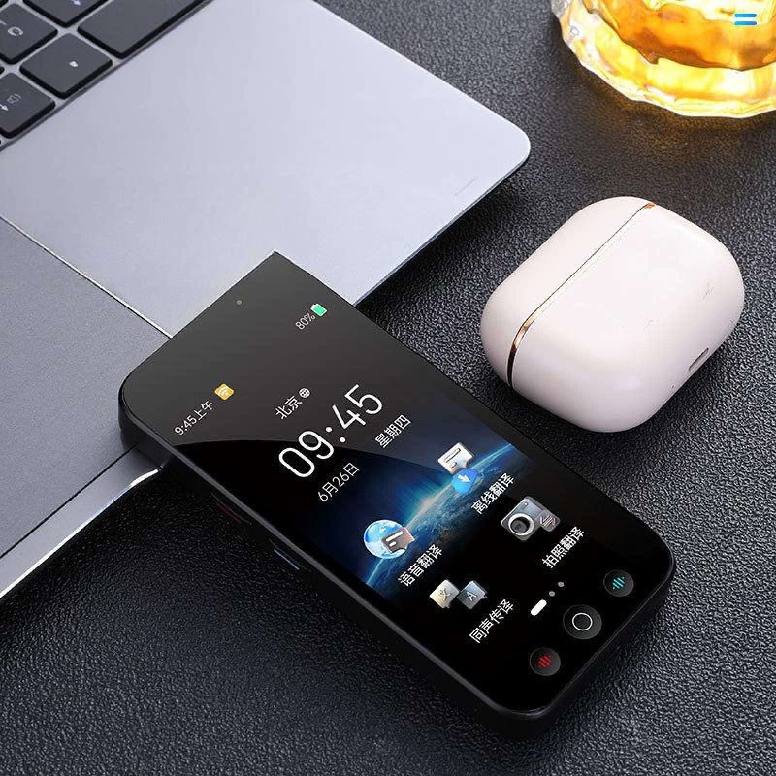 Ein Smartphone zeigt Uhrzeit und Datum an. In der Nähe befinden sich ein Ohrhörer-Etui und ein Laptop. Die Szene ist auf schwarzem Grund.