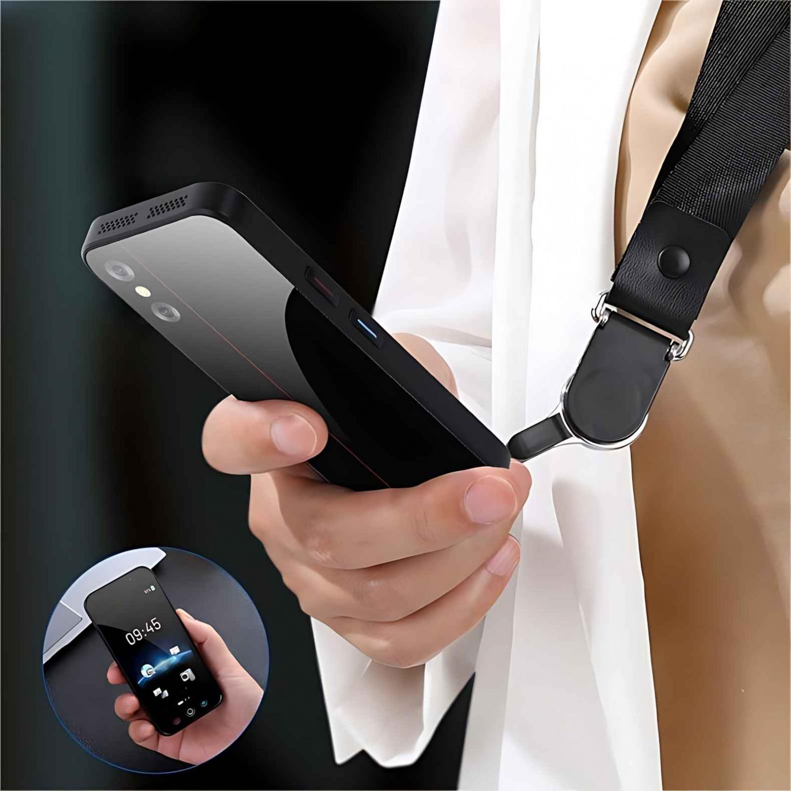 Person hält ein schwarzes Smartphone mit einem Umhängeband. Ein zweites, kleineres Telefon wird in der Ecke angezeigt.