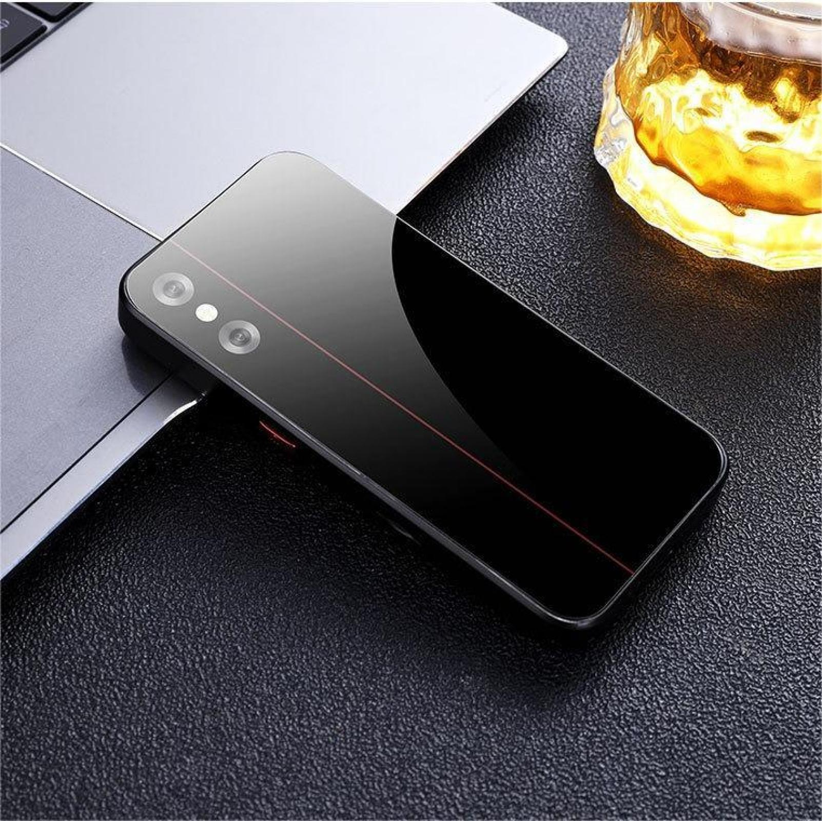 Schwarzes Smartphone auf einem Laptop, mit einem Glas Getränk. Das Telefon hat eine rote Linie und zwei Kameras.