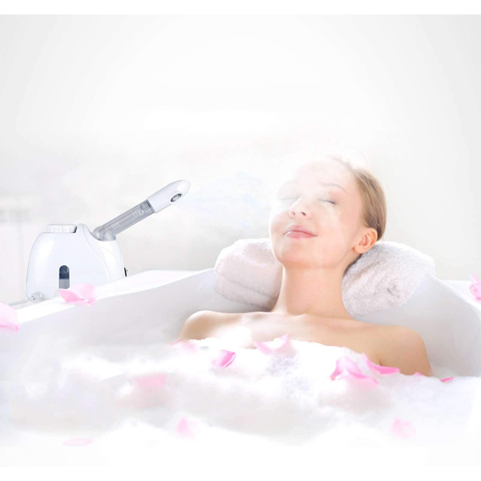 Frau im Bad mit geschlossenen Augen, Dampfmaschine und rosa Blütenblättern. Weißer Hintergrund.