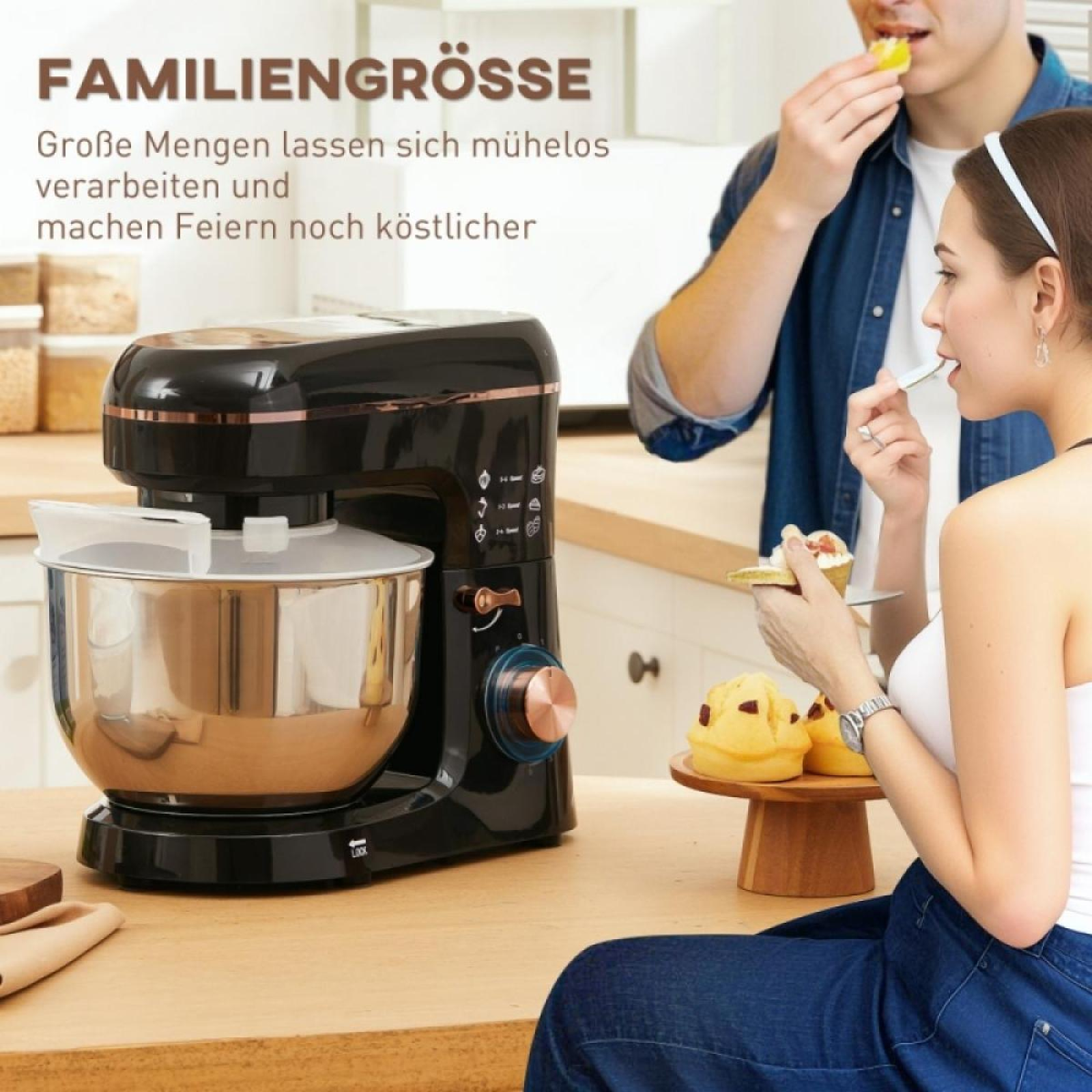 Ein schwarzer Küchenmixer steht auf einer Holzoberfläche. Personen essen Kuchen. Der Text lautet 'Familiengröße'.