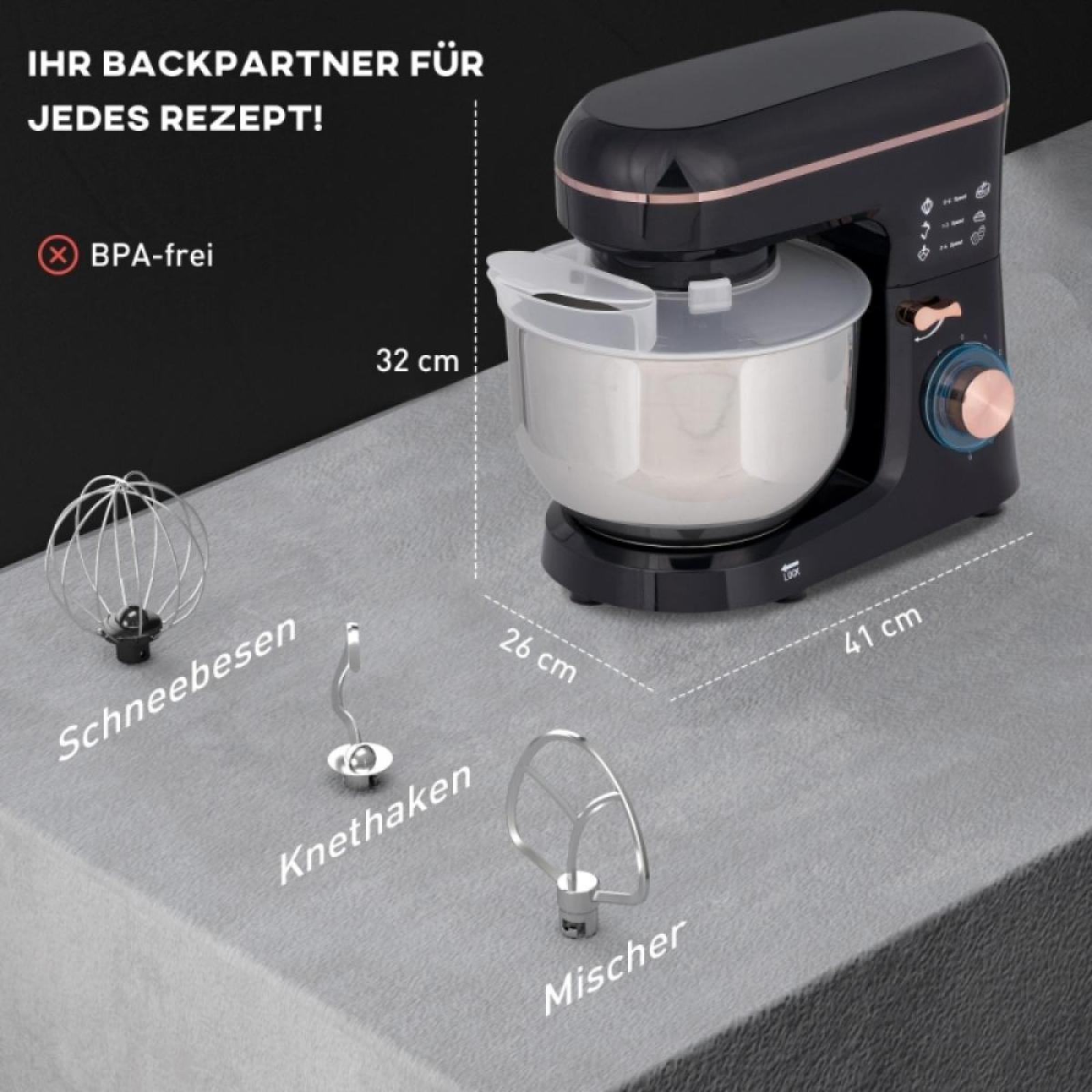 Ein schwarzer Küchenmixer mit Aufsätzen. Drei Aufsätze sind vorne: Schneebesen, Knethaken und Schläger. Abmessungen sind angegeben.
