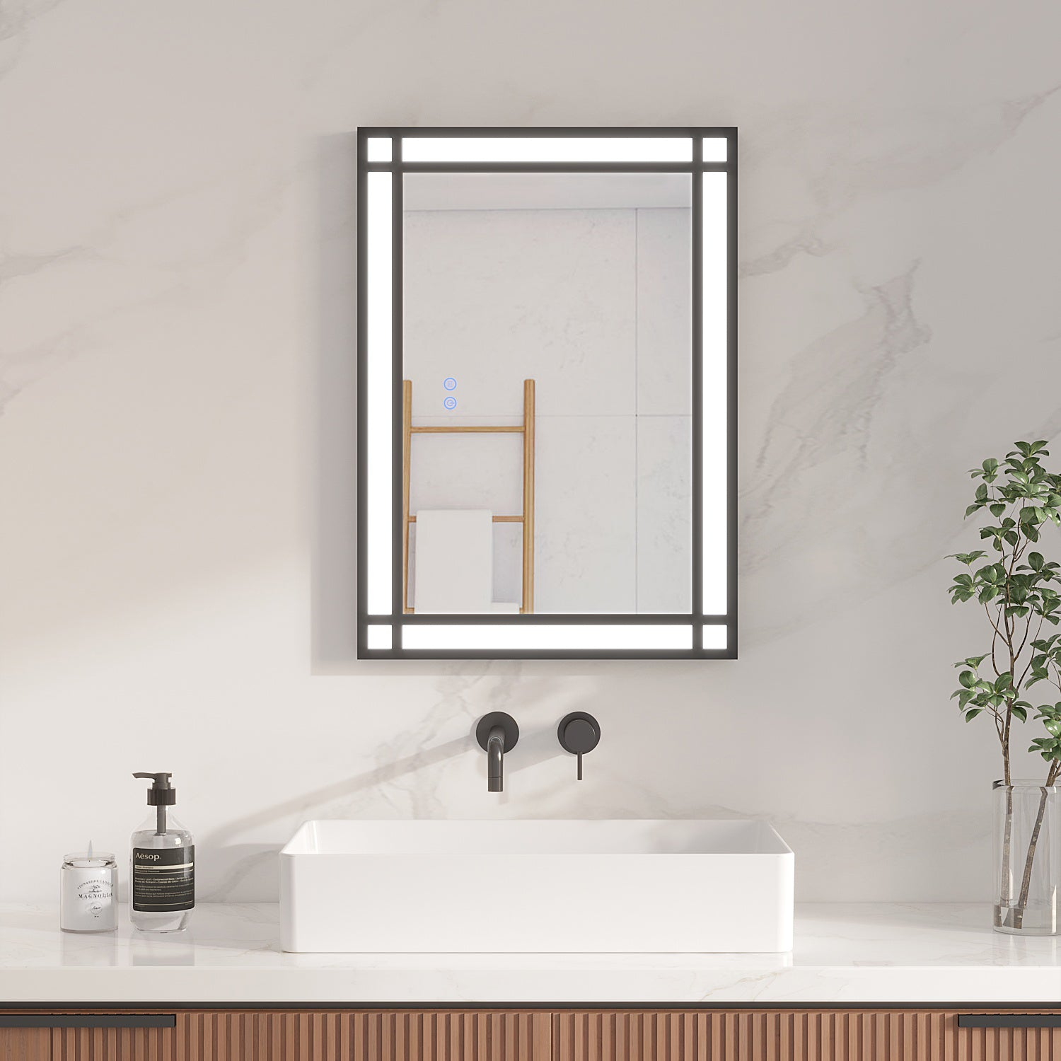 Badezimmer-Szene: beleuchteter Spiegel, weißes Waschbecken, schwarzer Wasserhahn, Seife, Kerze, Pflanze und ein hölzerner Handtuchhalter. Marmorwand und Holzschrank.