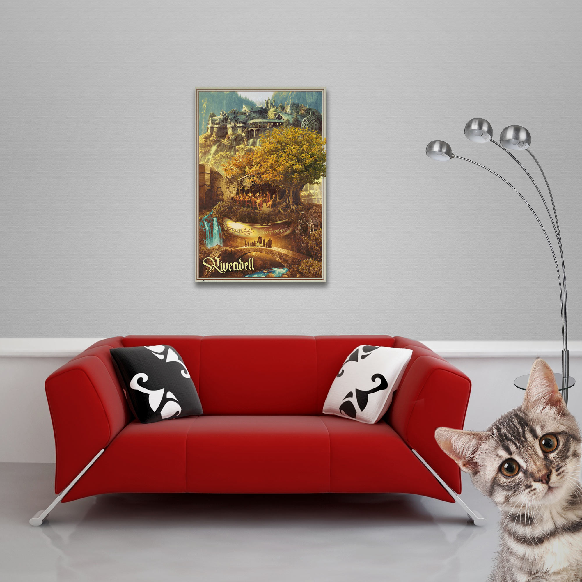 Rotes Sofa mit Kissen, ein Bild von Bruchtal, eine Katze und eine Stehlampe. Die Katze schaut in die Kamera.