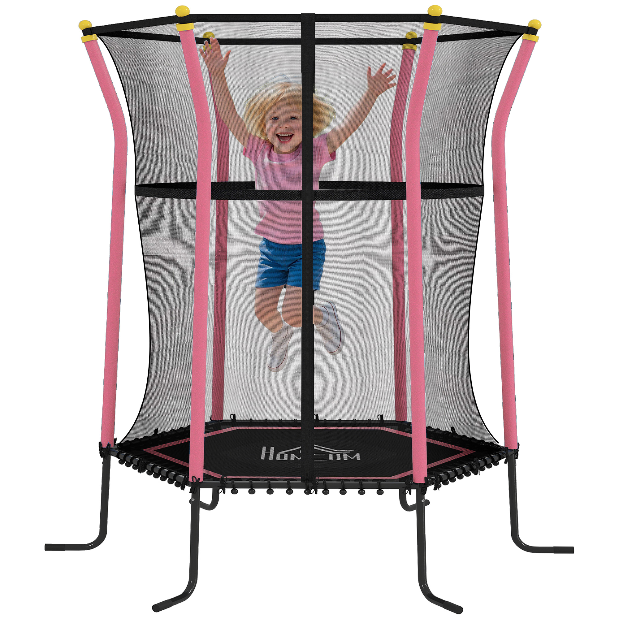 Una bambina salta su un trampolino rosa e nero. Ha i capelli biondi e indossa una maglietta rosa e pantaloncini blu.
