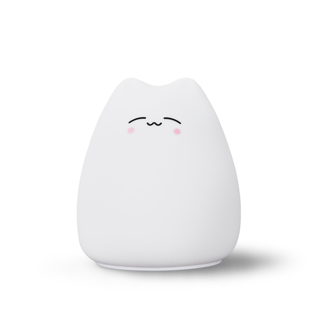 Eine weiße katzenförmige Lampe mit lächelndem Gesicht. Schwarze Augen und Mund, rosa Wangen. Der Hintergrund ist weiß.
