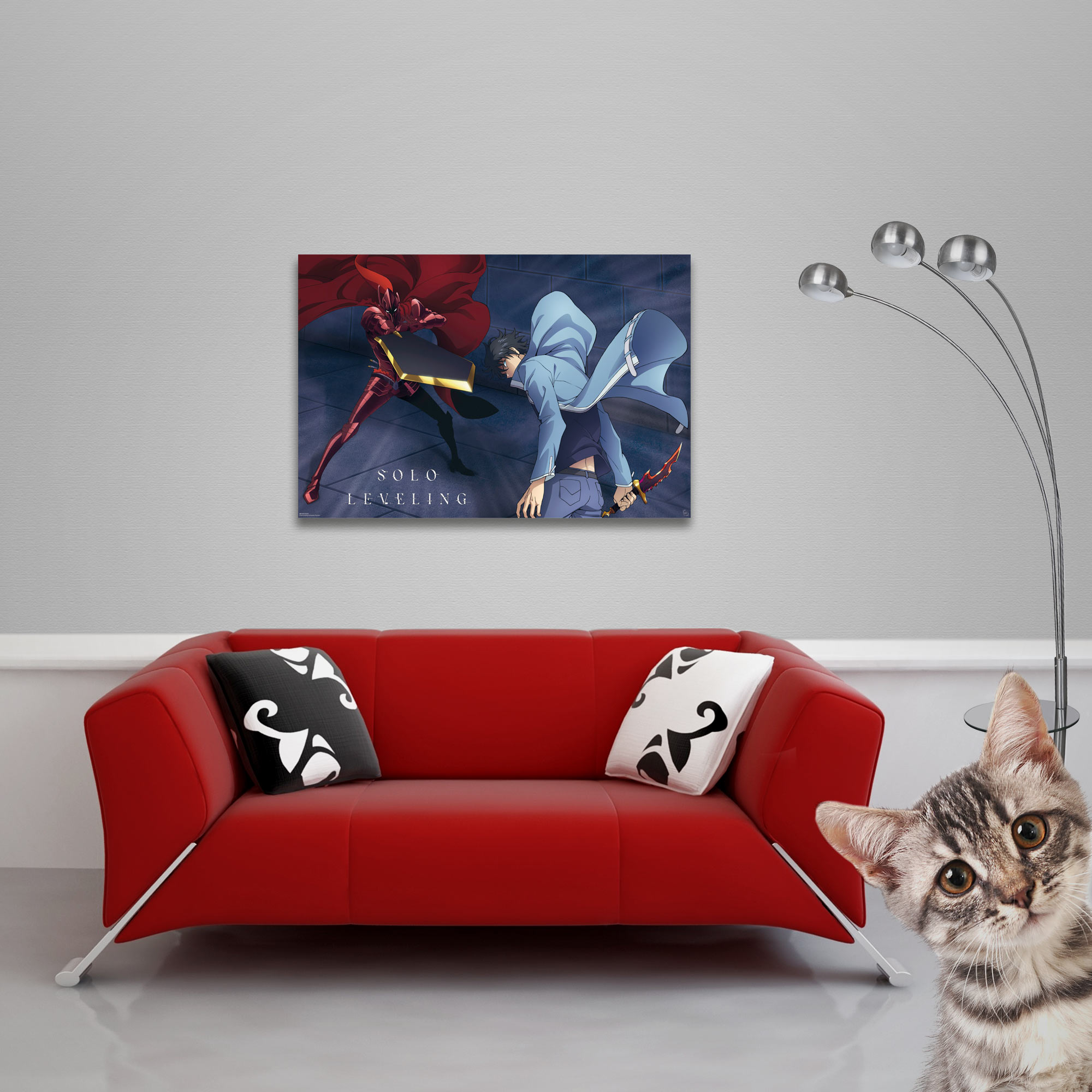 Rotes Sofa mit Kissen, Solo Leveling Poster und neugieriger Katze. Eine silberne Lampe steht daneben.