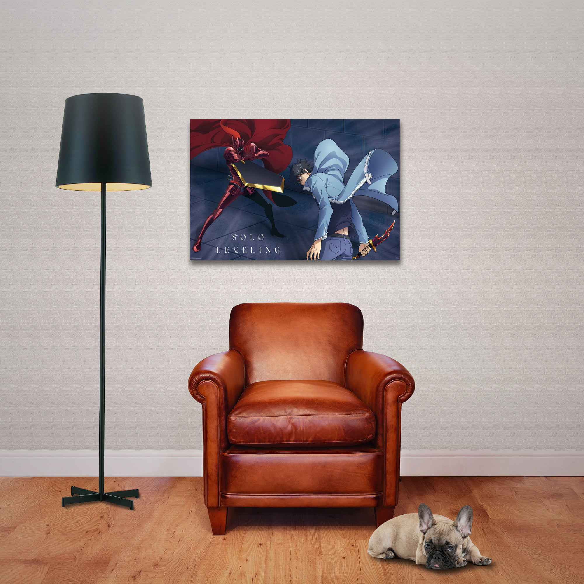 Wohnzimmer: Anime-Kunst, brauner Ledersessel, schwarze Lampe, Hund und Holzboden.