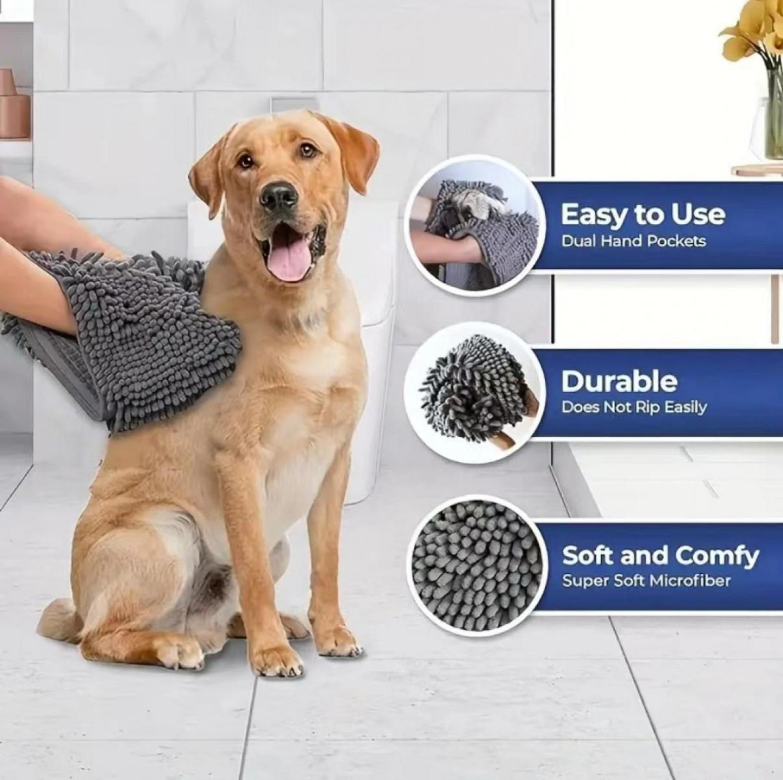 Ein Hund wird mit einem grauen Fäustling gereinigt. Der Hund ist hellbraun. Informationen über den Fäustling werden angezeigt.