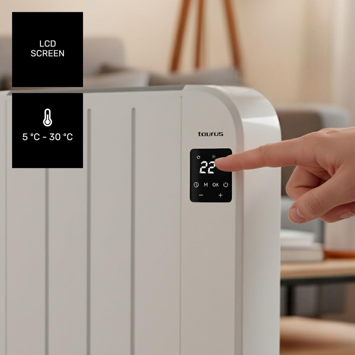 Una mano tocca uno schermo digitale su un riscaldatore bianco. Lo schermo mostra '22' e icone di controllo. Il riscaldatore è etichettato 'taurus'.