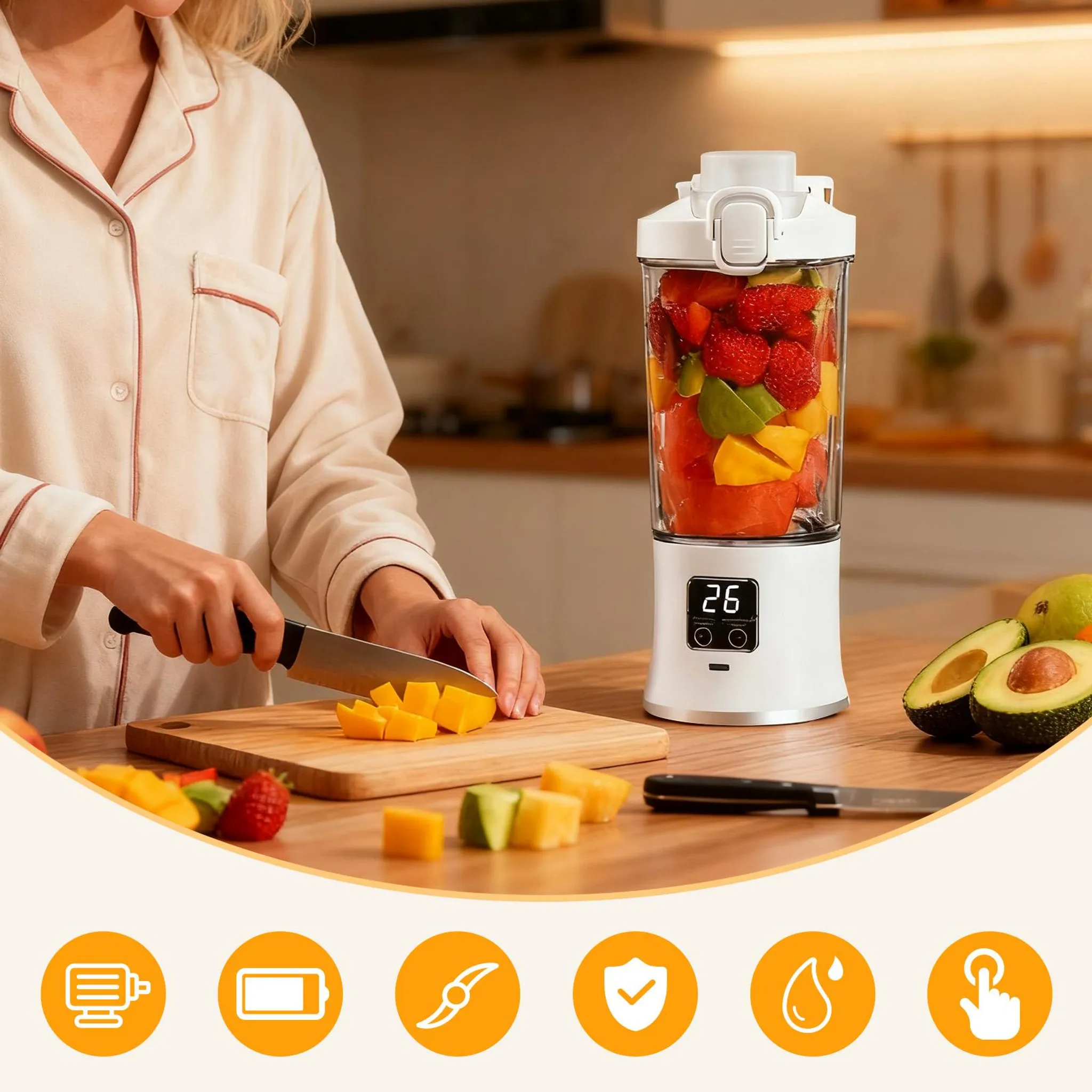 Frau im Pyjama schneidet Mangos. Mixer mit Früchten und Avocados stehen auf einem Tisch. Küchenhintergrund.