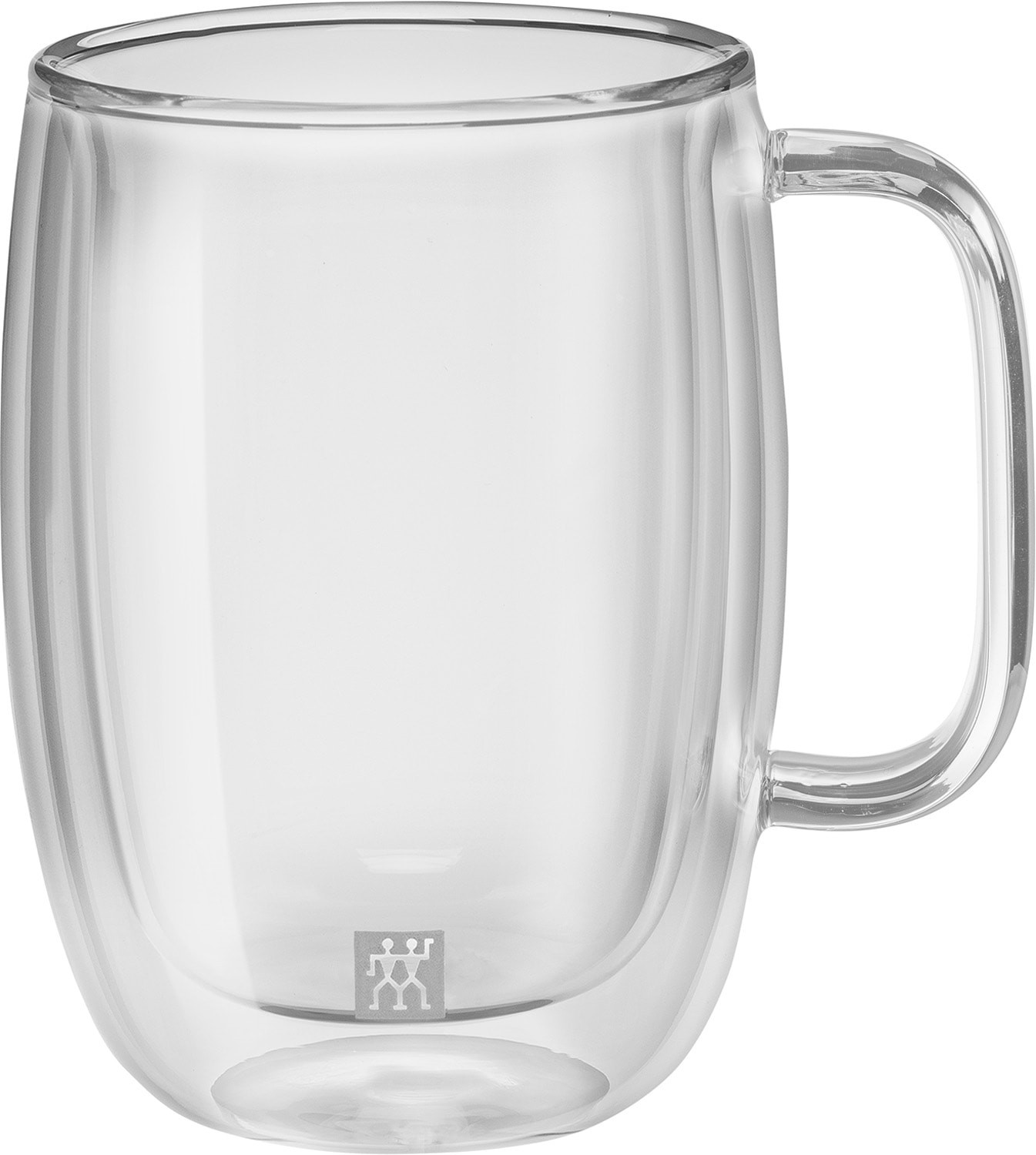 Ein klares, doppelwandiges Glas mit Henkel. Die Tasse ist leer und hat unten ein Logo. Es steht vor weißem Hintergrund.