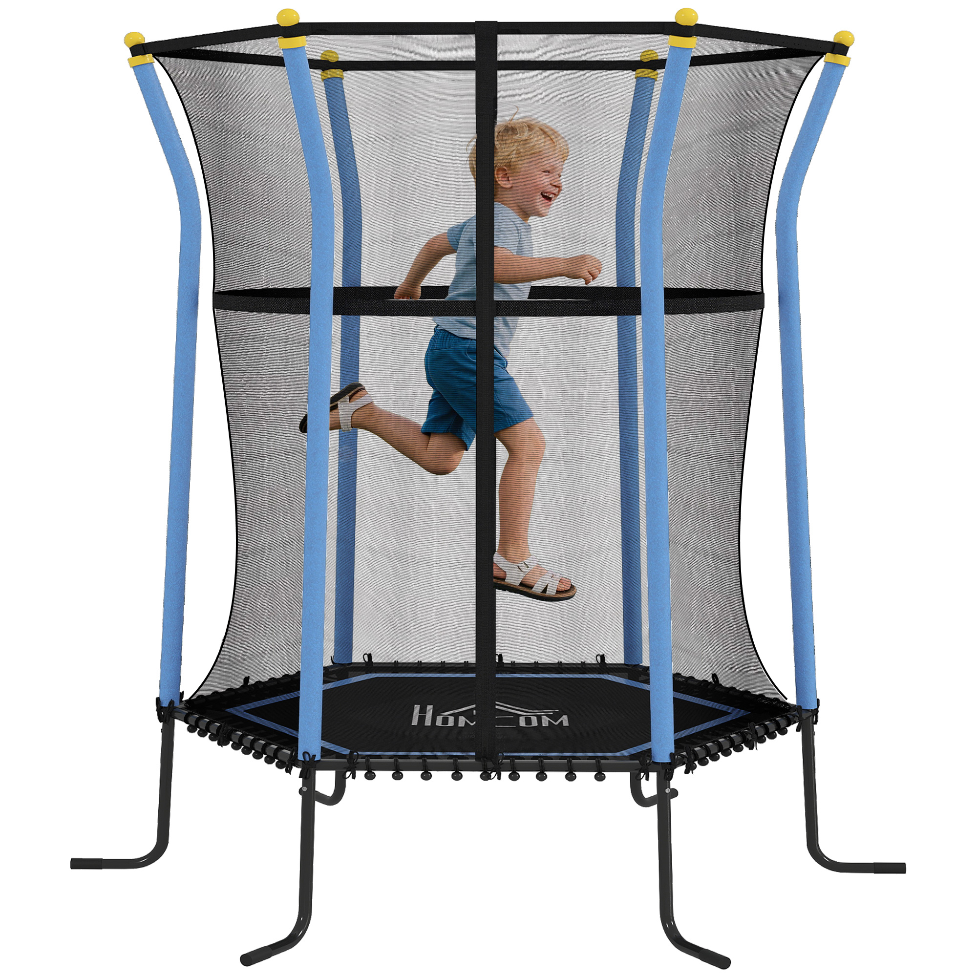 Un bambino salta su un trampolino. Il trampolino ha una cornice blu e una rete nera. Il bambino indossa pantaloncini e una camicia blu.