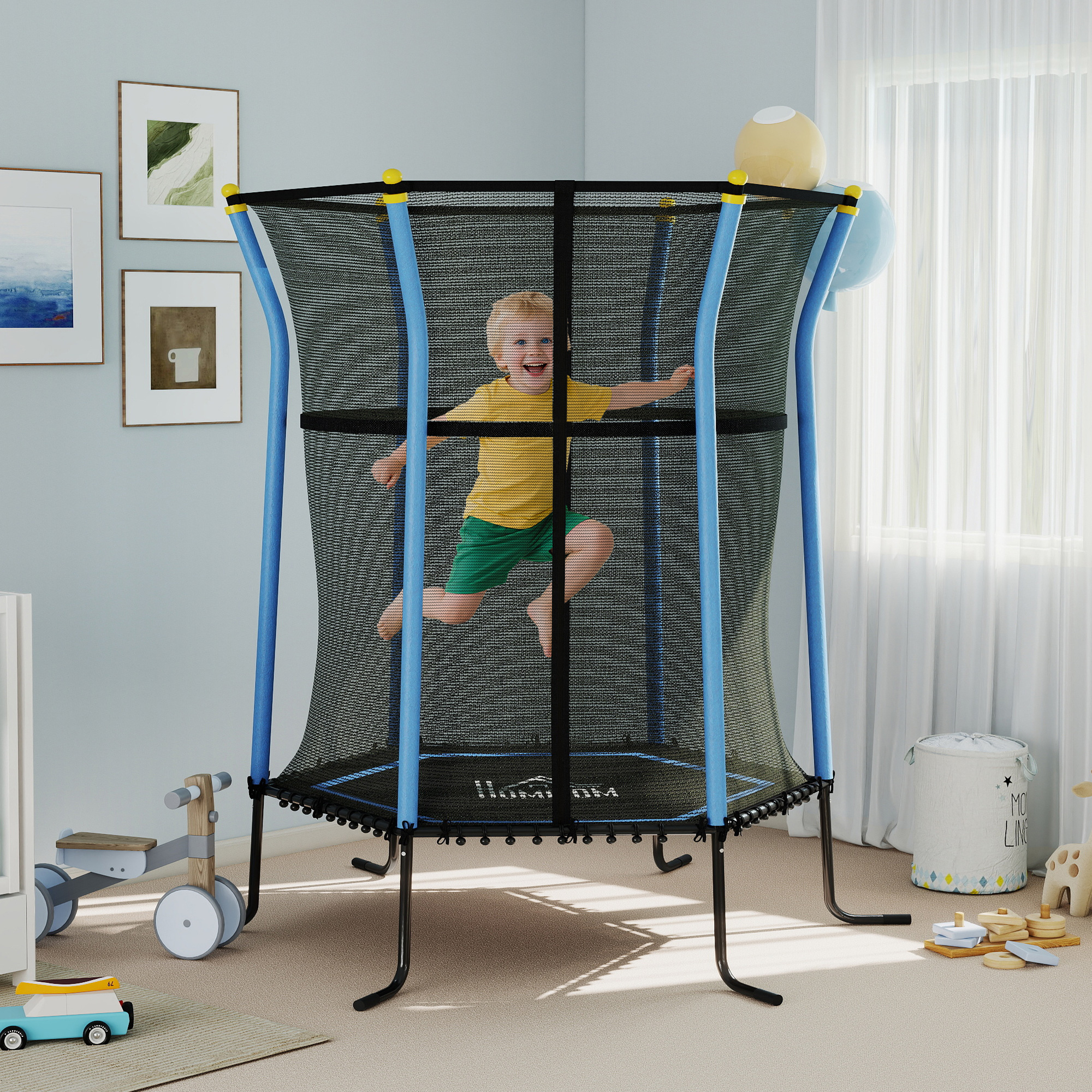 Un bambino salta su un trampolino. Il trampolino è blu e nero. Una stanza con giocattoli e quadri sullo sfondo.