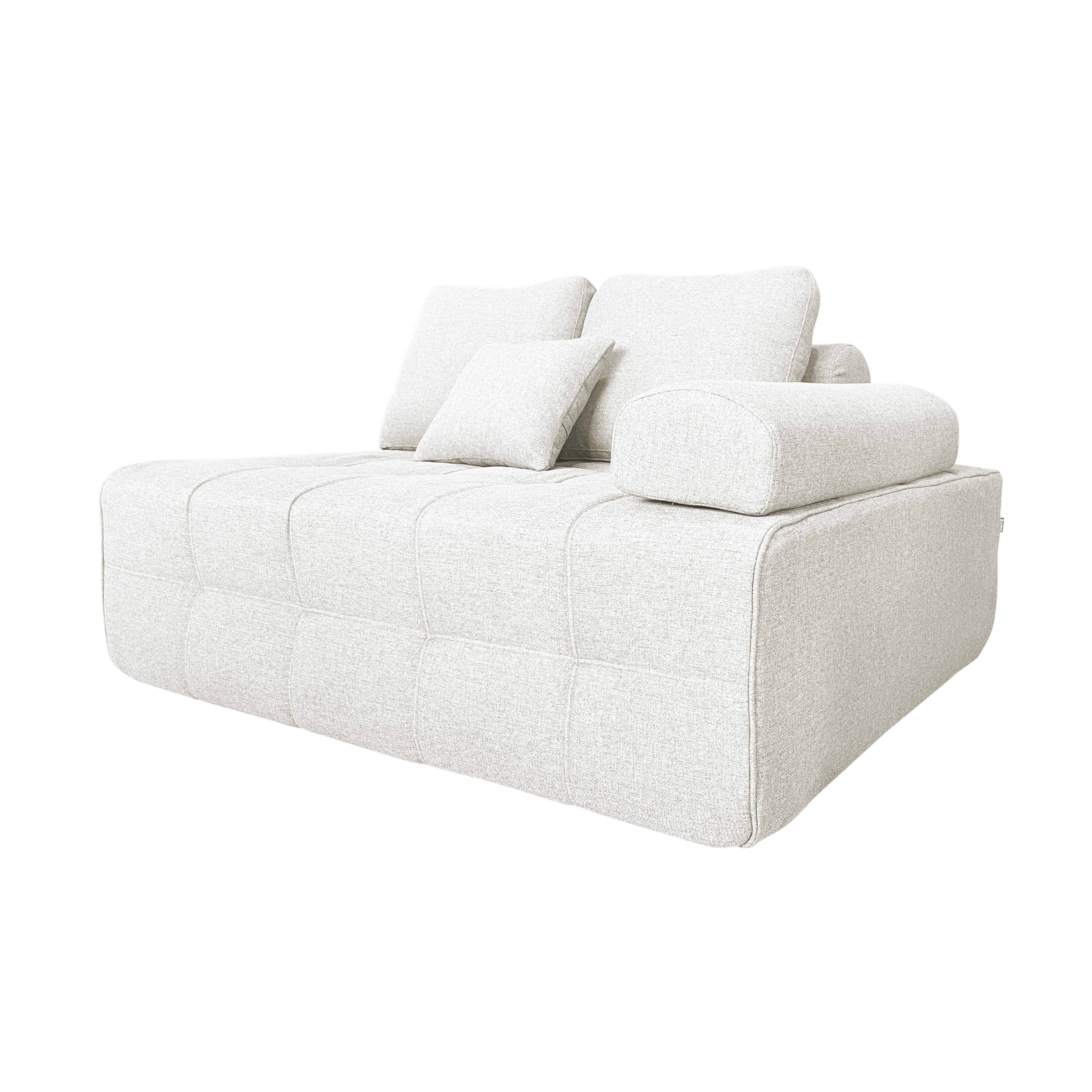 Ein weißes Ecksofa mit Kissen. Es hat ein quadratisches Design und befindet sich auf weißem Hintergrund.