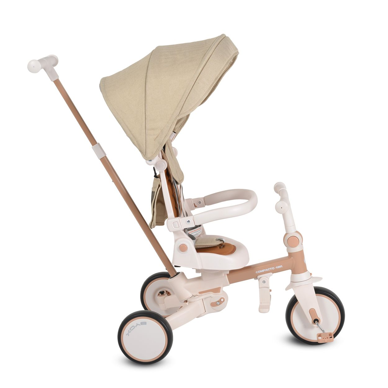 Ein beige-weißes Dreirad mit Verdeck. Es hat drei Räder, einen Sitz, einen Griff und eine braune Schubstange. Das Dreirad steht vor weißem Hintergrund.