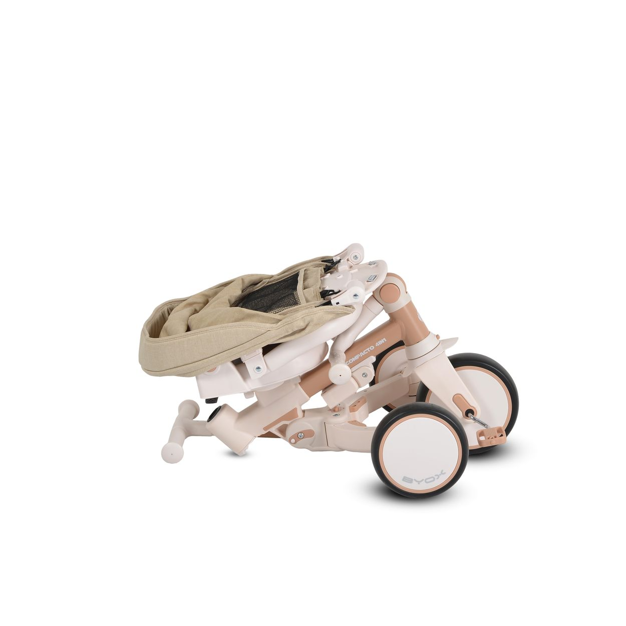 Ein zusammengeklappter beigefarbener und rosafarbener Kinderwagen auf weißem Hintergrund. Der Wagen hat drei Räder und einen kleinen Sitz.