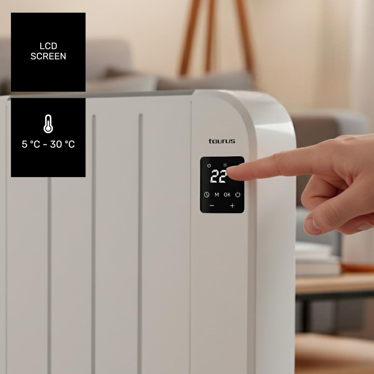Un dito tocca il display digitale di un riscaldatore Taurus bianco. Il display mostra '22'. Il riscaldatore è in un soggiorno.