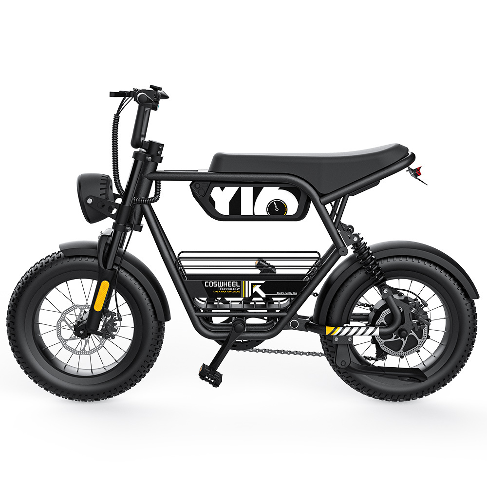 Czarny motocykl elektryczny. Posiada duże czarne siedzenie, grube opony, reflektor i akumulator. Motocykl stoi na białym tle.