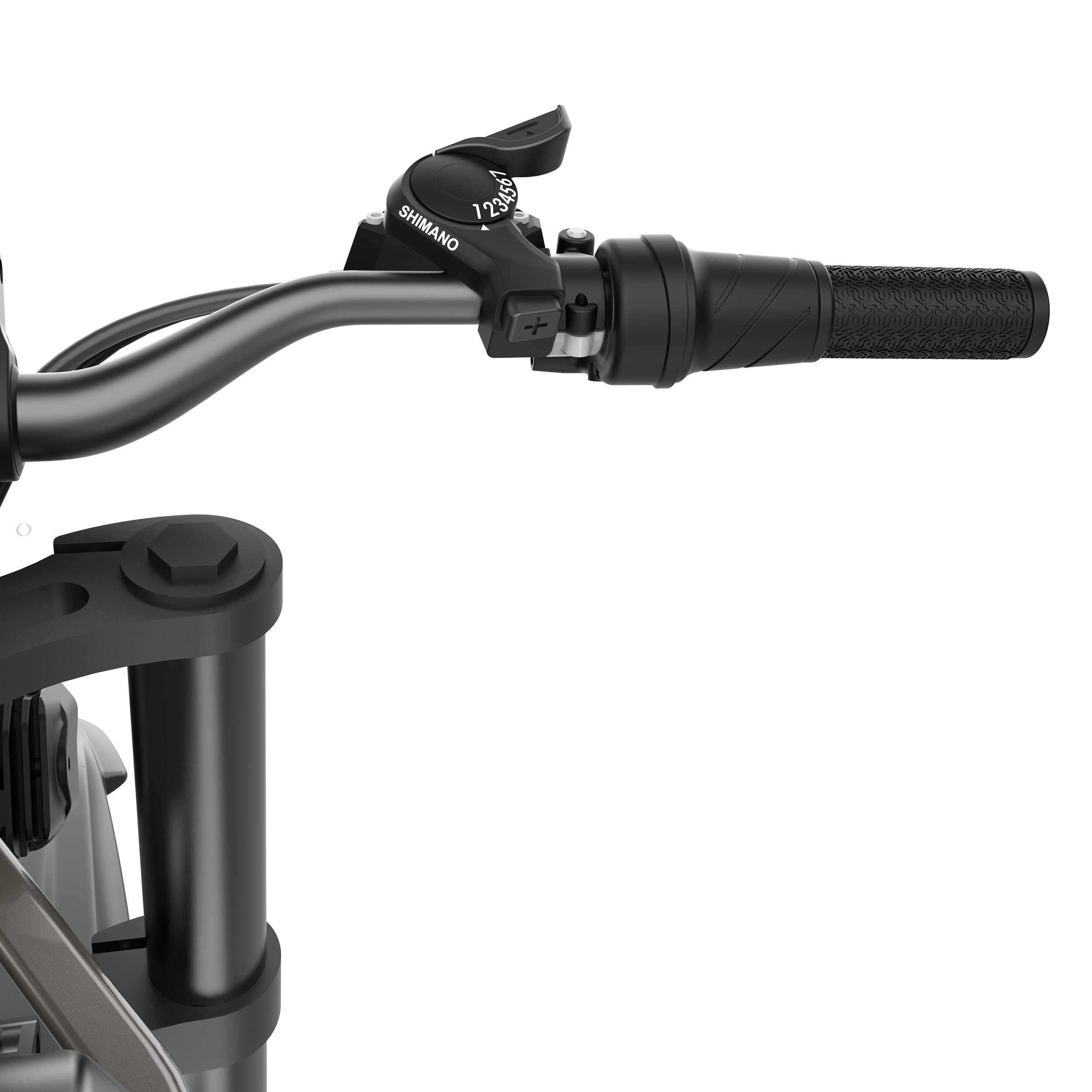 Zbliżenie kierownicy roweru. Widoczny selektor biegów Shimano i uchwyt. Czarne elementy na białym tle.