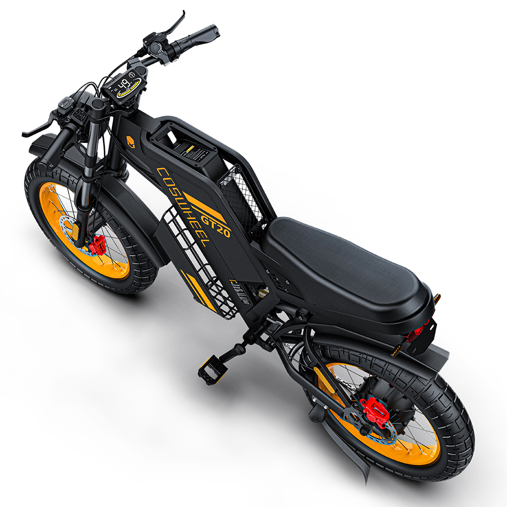 Czarno-żółty rower elektryczny z dużymi oponami. Rower posiada cyfrowy wyświetlacz i czarne siedzenie. Tło jest białe.