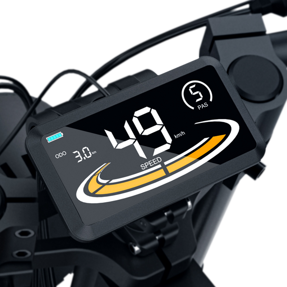 Deska rozdzielcza skutera elektrycznego pokazuje prędkość 49 km/h, baterię i dystans. Czarna ramka z białymi i żółtymi akcentami.
