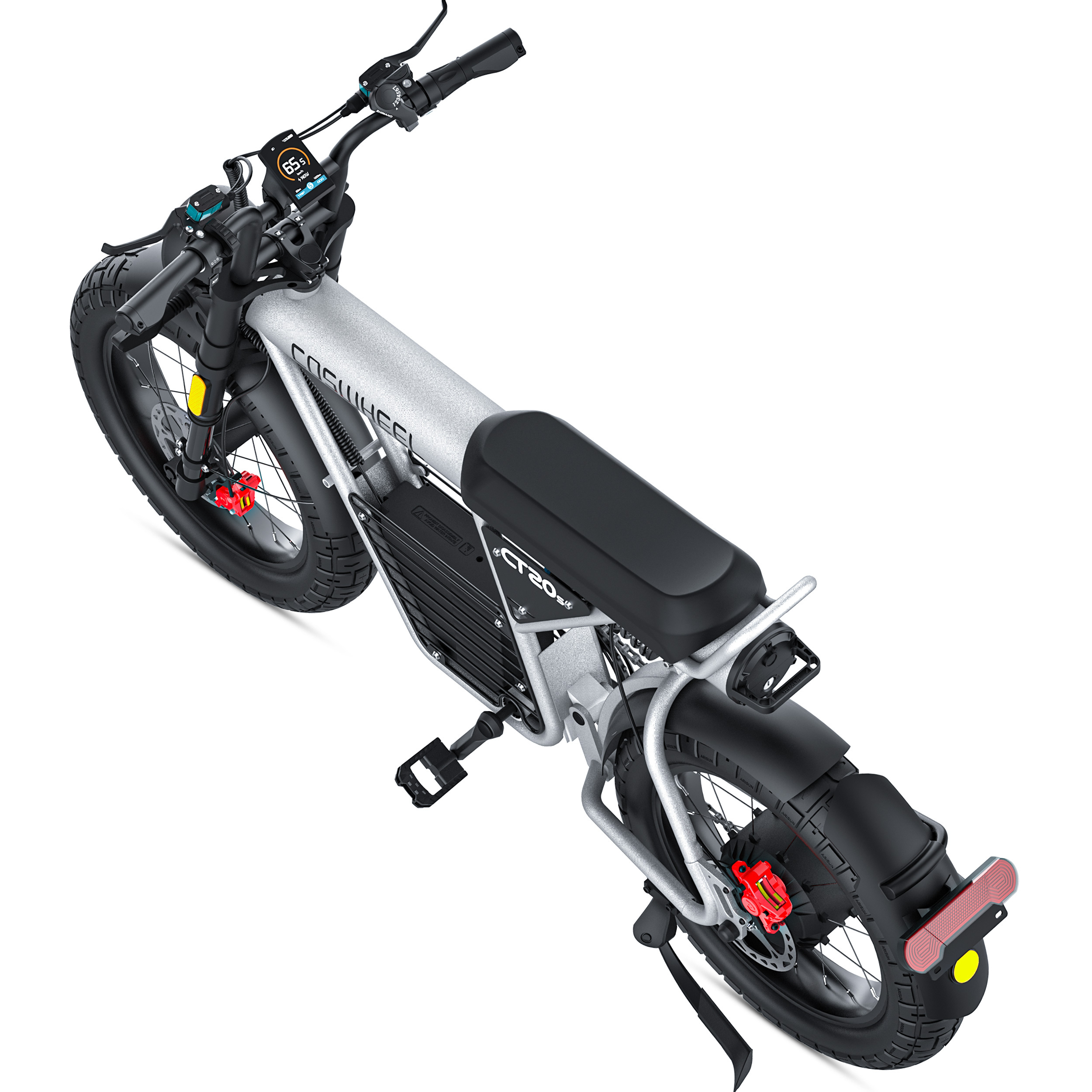 E-bike na białym tle, czarne opony, czarne siedzenie i srebrna rama. Rower posiada wyświetlacz cyfrowy.