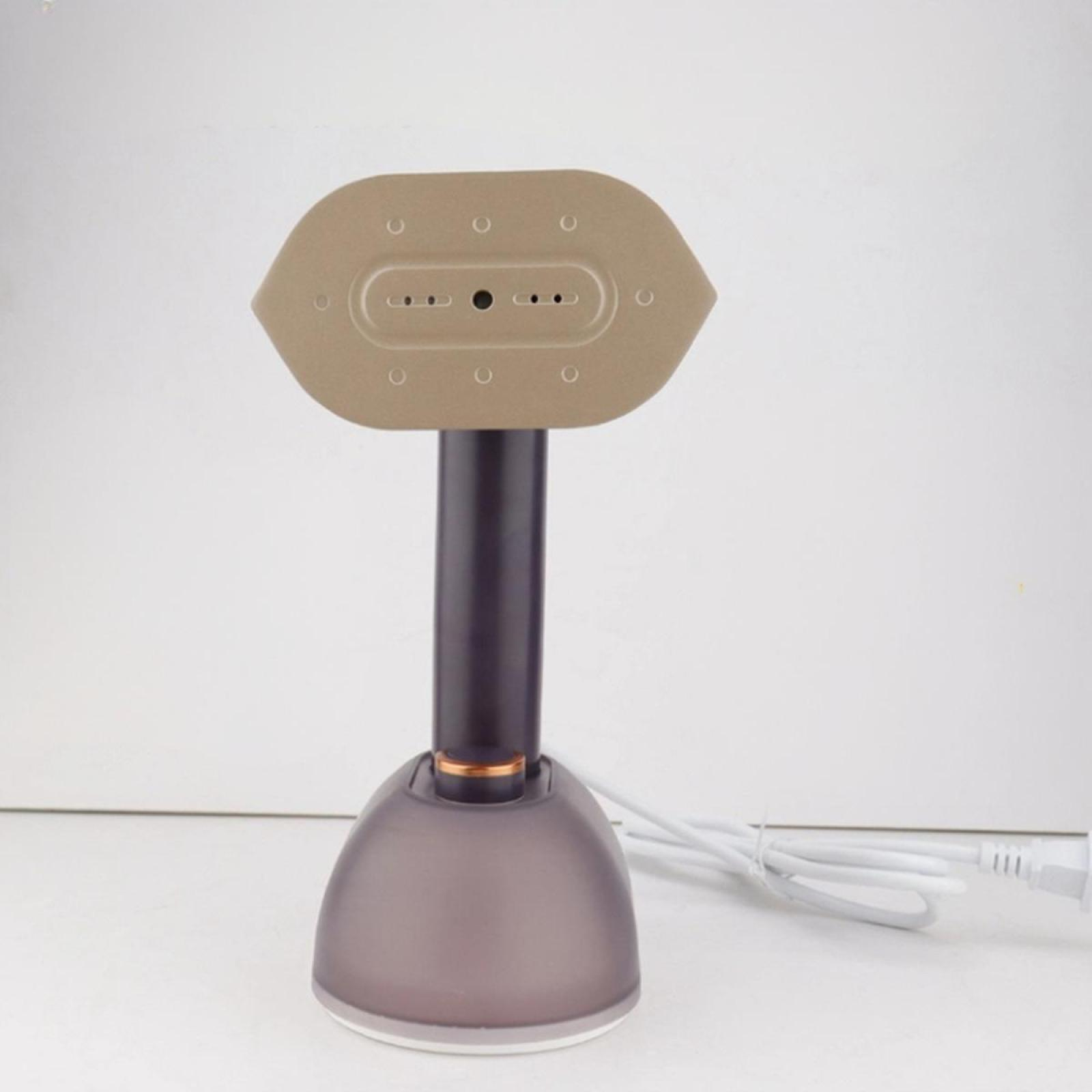 Ein Handdampfgarer. Beiger Kopf mit Löchern, lila Griff und Basis, weißes Kabel und weißer Hintergrund.