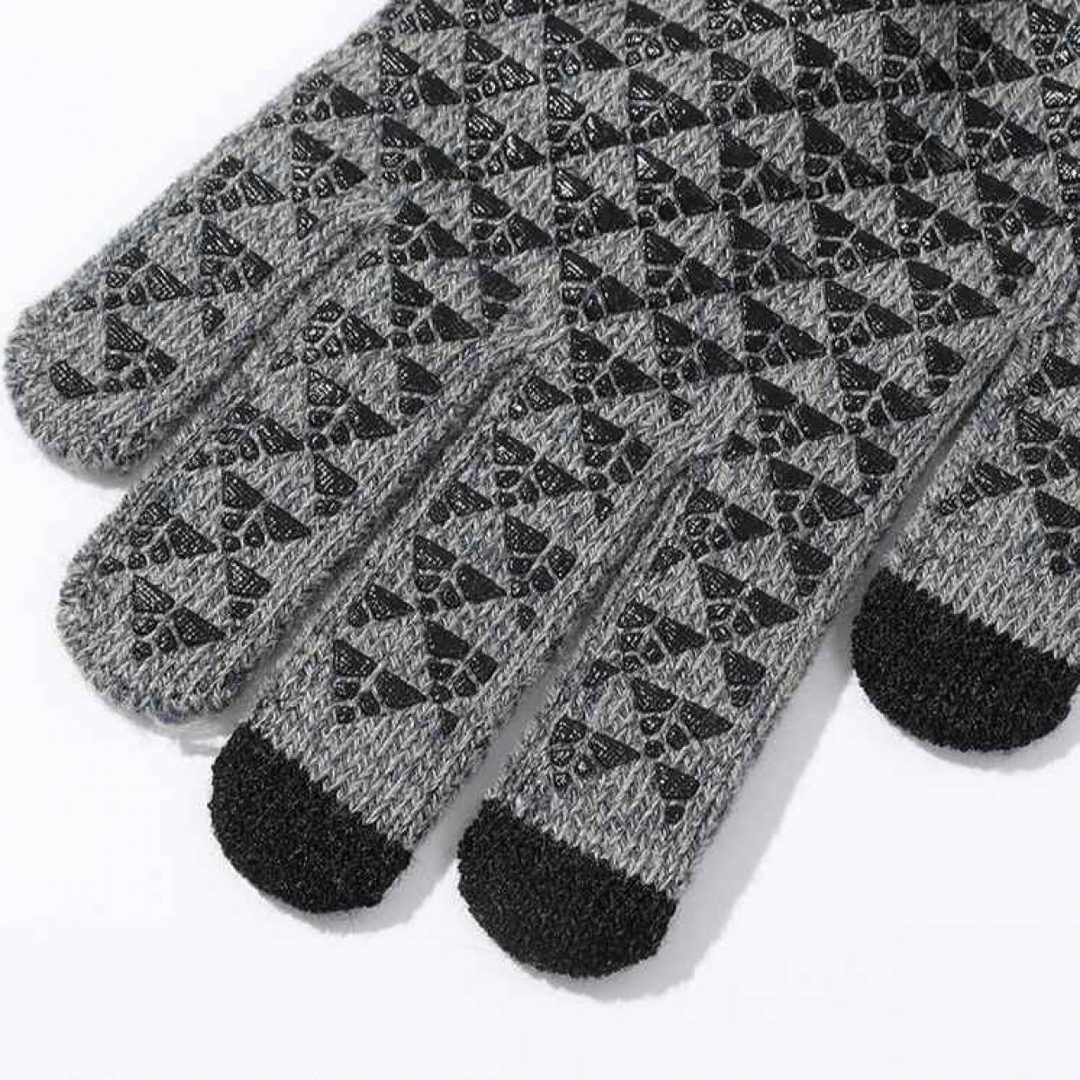 Nahaufnahme eines grauen Handschuhs mit schwarzen Dreiecksmustern. Die Fingerspitzen sind schwarz. Der Hintergrund ist weiß.
