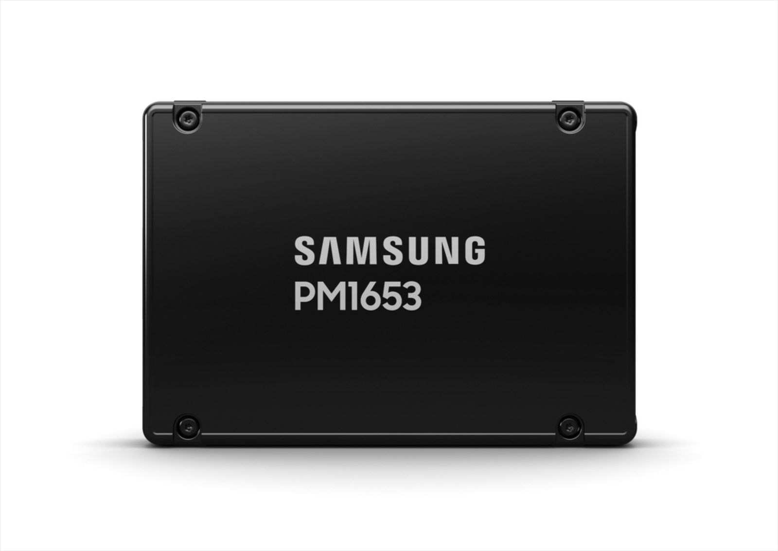 Czarny dysk SSD Samsung PM1653 na białym tle. Ma zaokrąglone rogi i otwory na śruby.