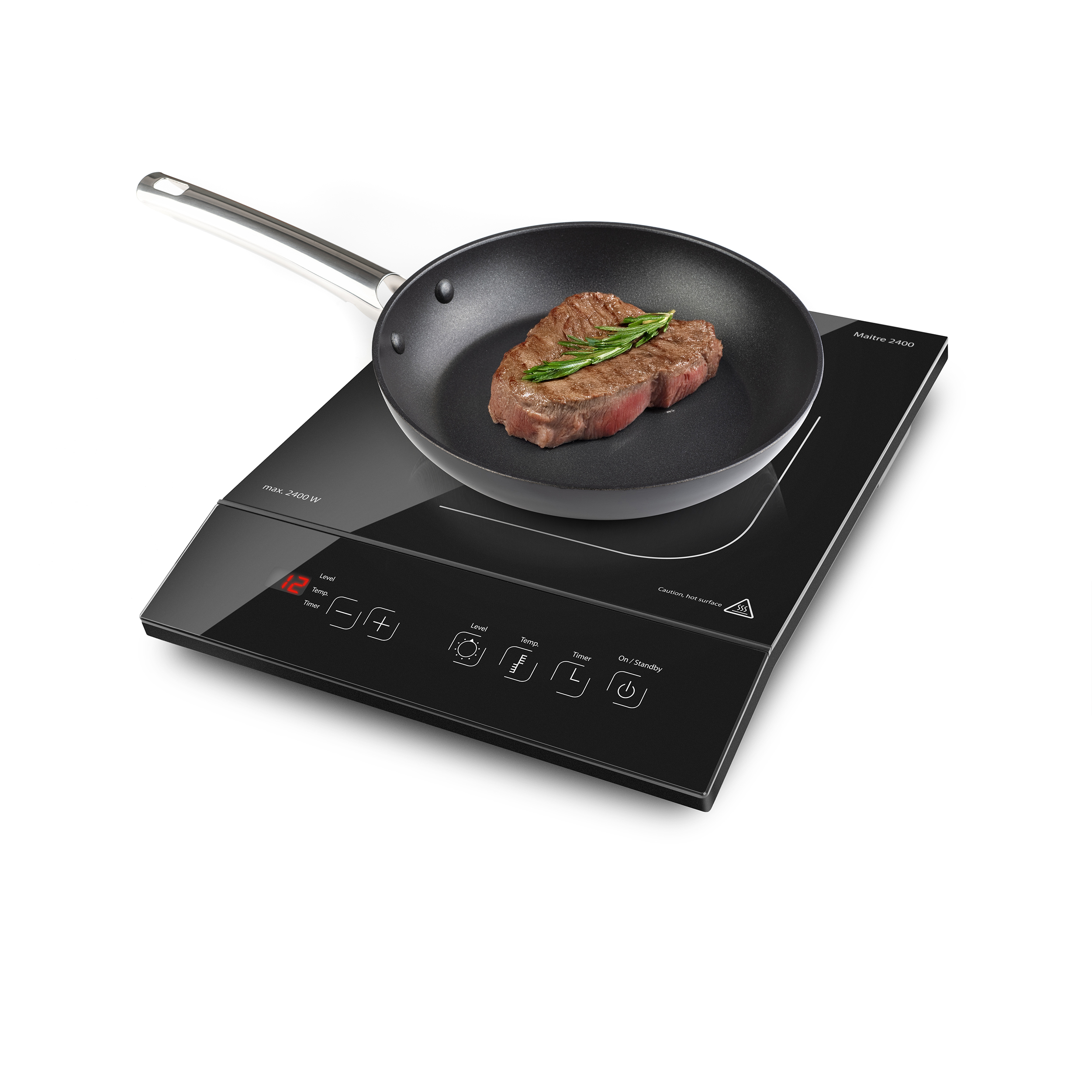 Ein Steak mit Rosmarin liegt in einer Pfanne auf einem Induktionskochfeld. Das Kochfeld ist schwarz, der Hintergrund ist weiß.