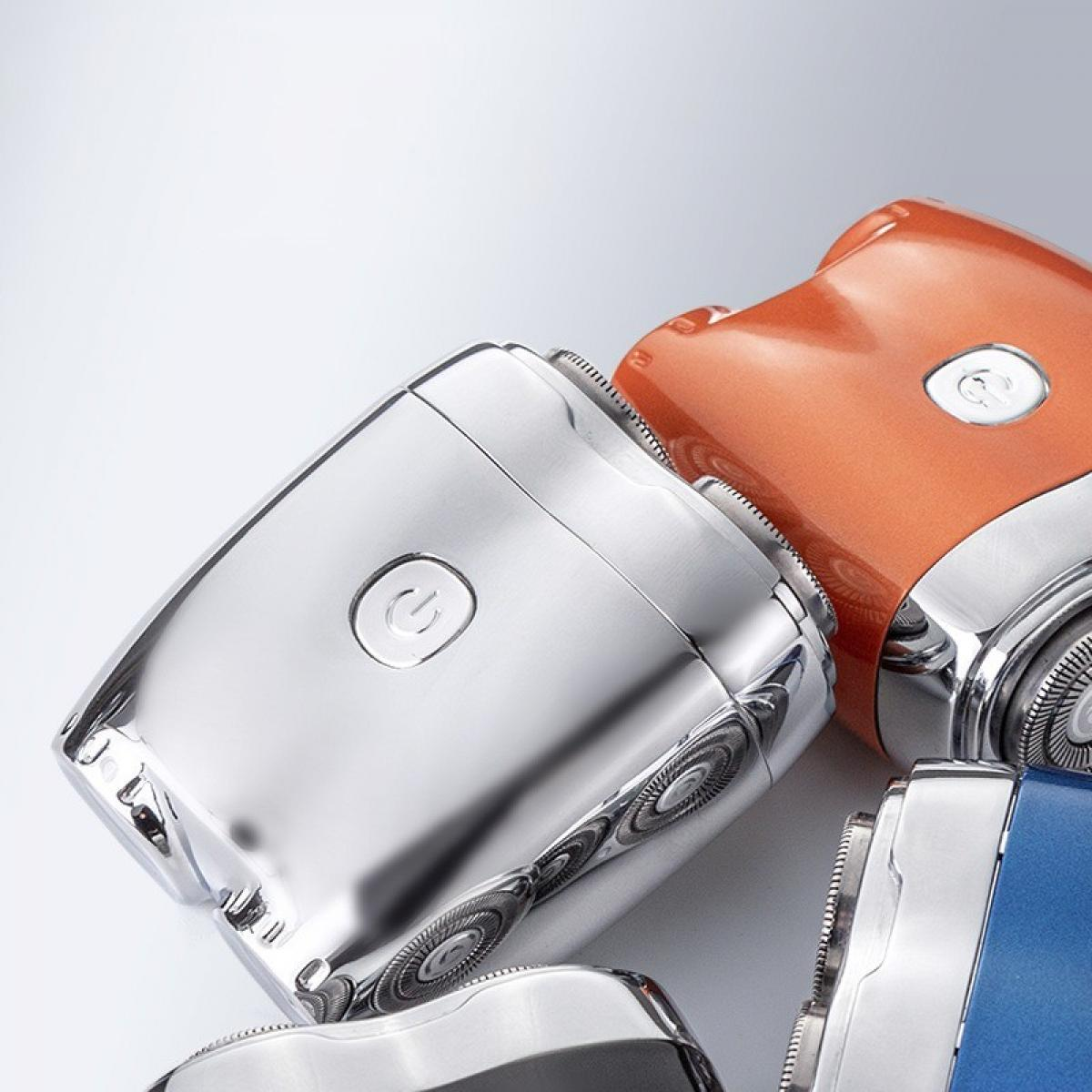 Nahaufnahme mehrerer elektrischer Rasierer in Silber, Orange und Blau. Die Rasierer sind vor weißem Hintergrund gruppiert.